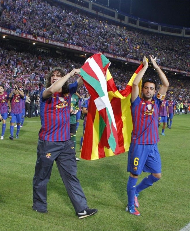 Карлес Пуйоль и Хави с флагами Каталонии и Страны Басков. Фото: © mesqueunclub.es