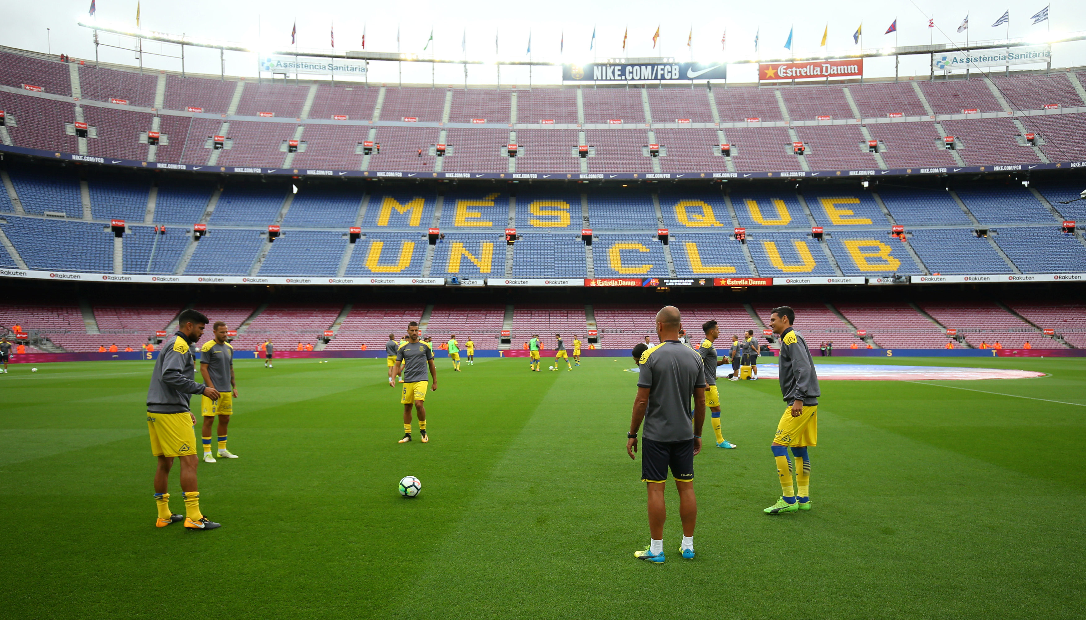 Футболисты перед матчем 1 октября "Барселона" — "Лас-Пальмас", прошедшем при пустых трибунах "Камп Ноу". Фото: © Reuters