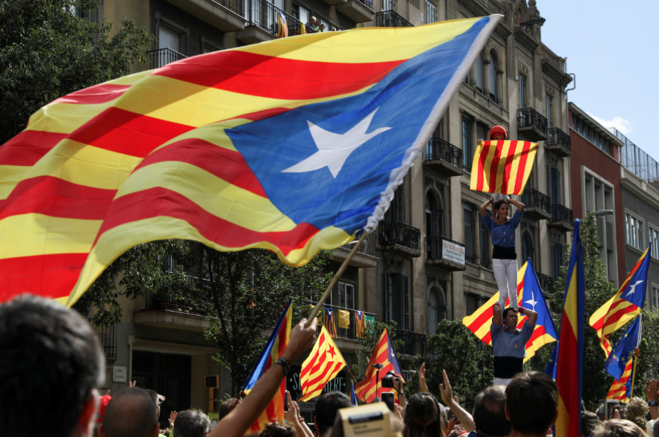 Участники демонстрации за независимость Каталонии. Фото: &copy; REUTERS/Susana Vera



