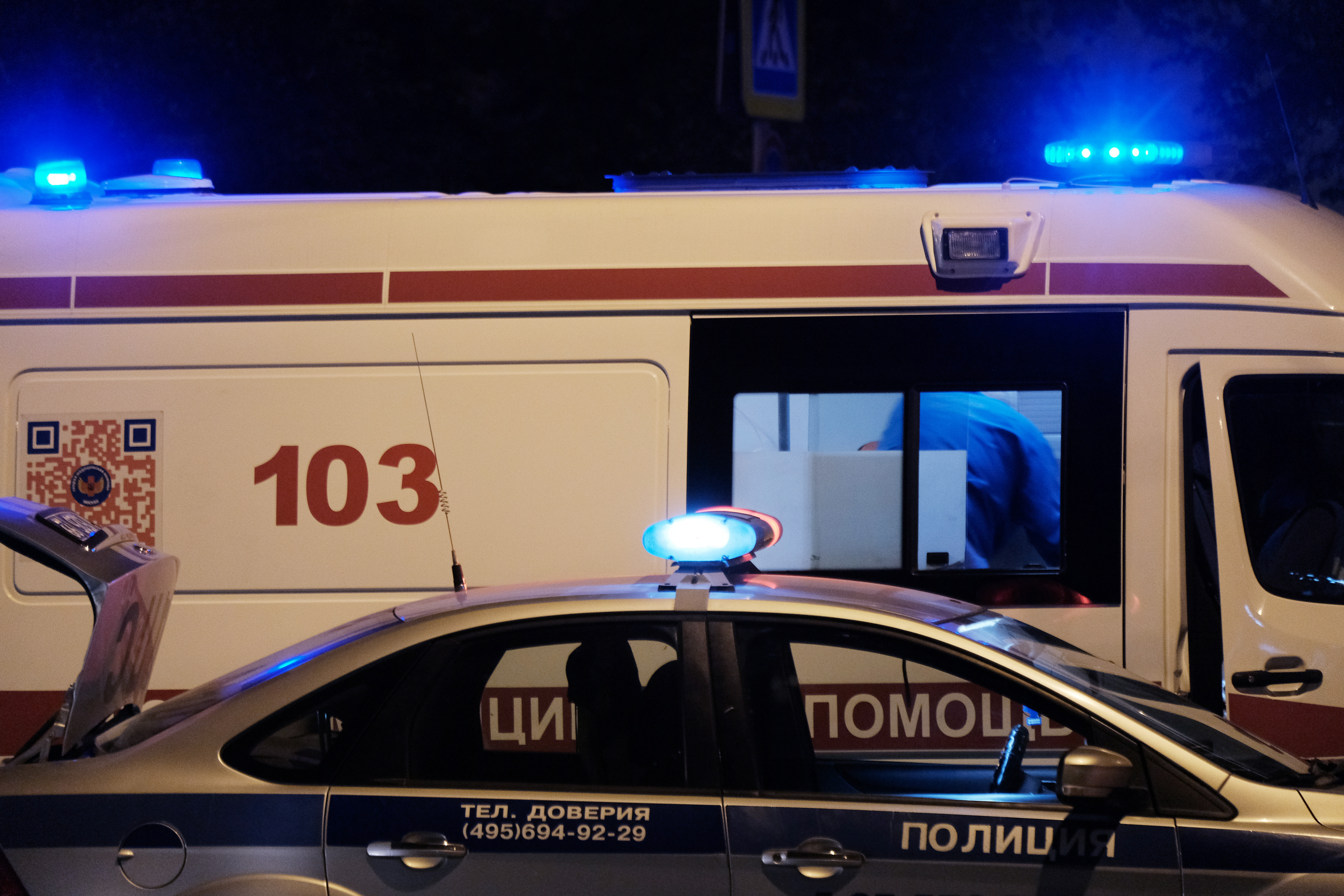 Машина скорой помощи и полицейский автомобиль. Фото: &copy; РИА Новости/Наталья Селиверстова