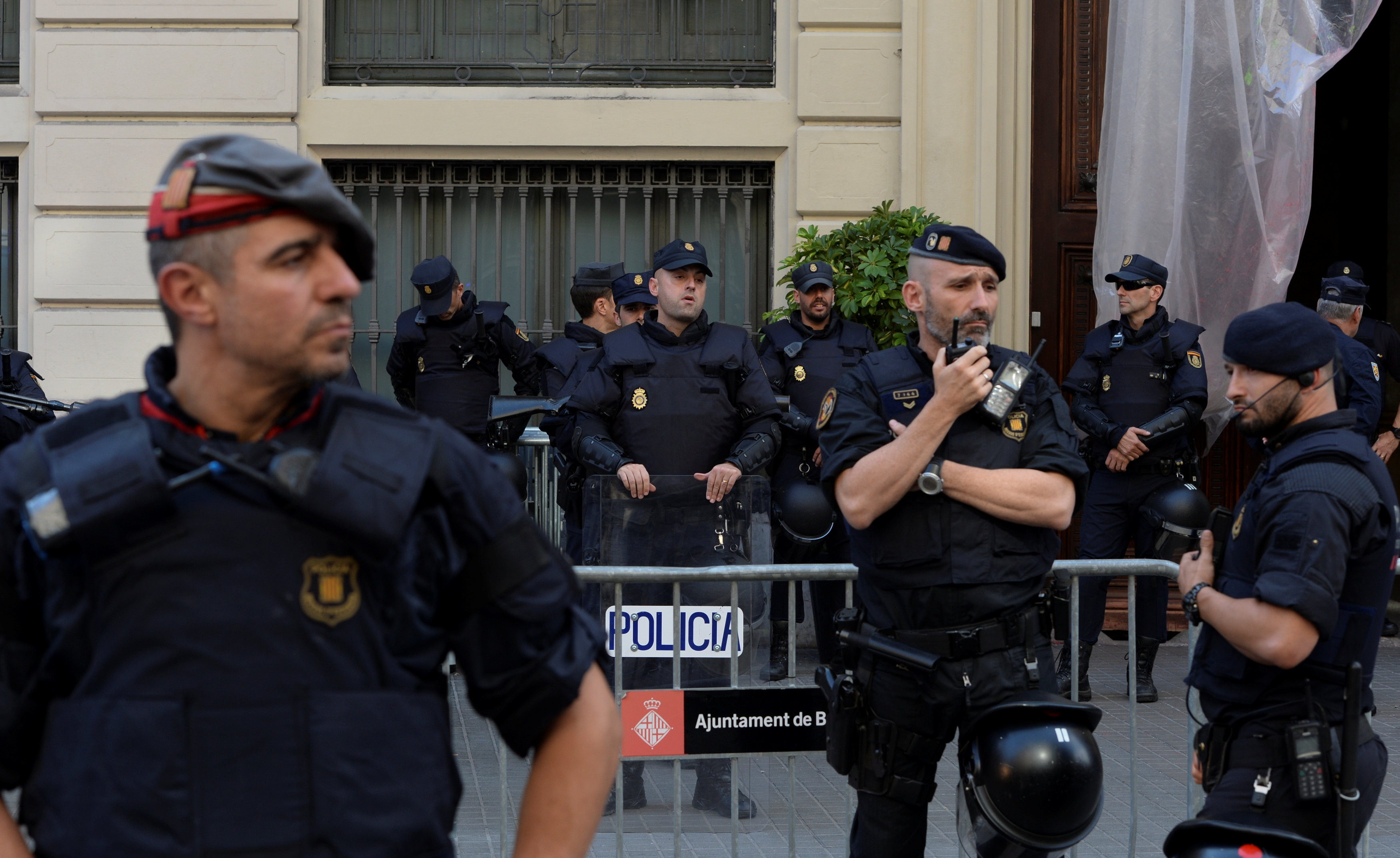 Сотрудники испанской национальной полиции. Фото: &copy; REUTERS/Eloy Alonso
