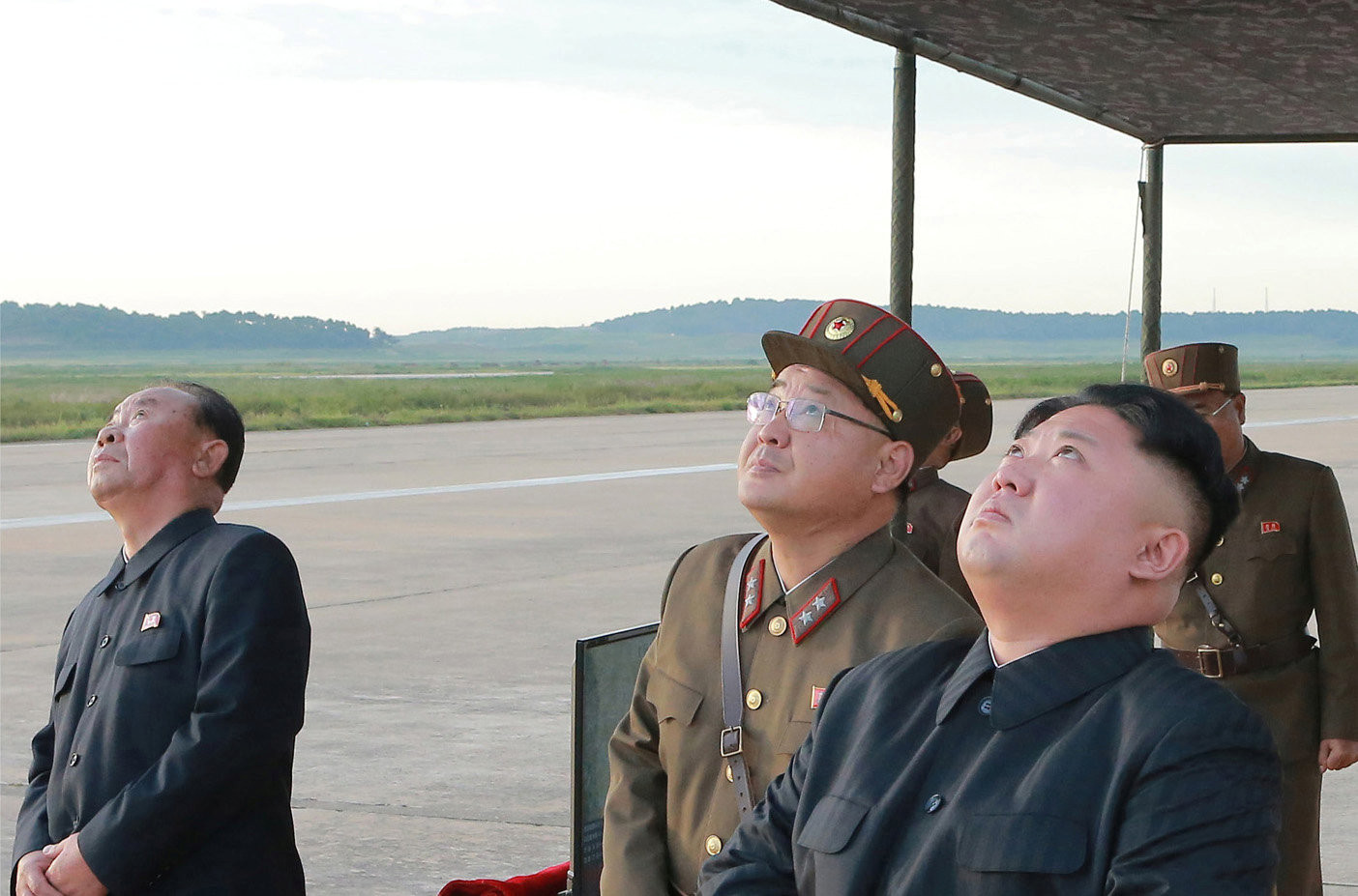 Лидер КНДР Ким Чен Ын и северокорейские военные. Фото: &copy; REUTERS/KCNA