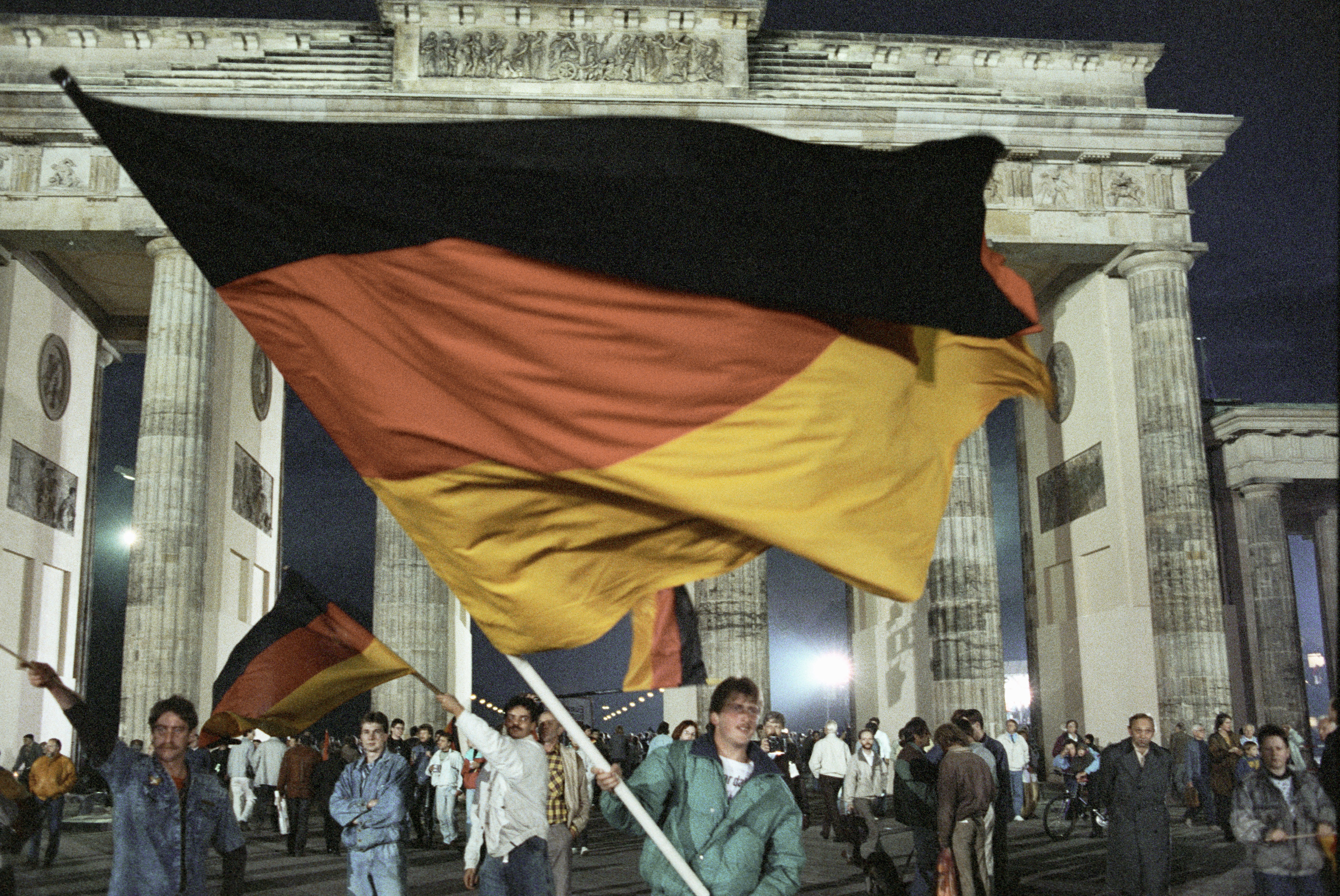 Жители Берлина празднуют объединение Германии у Бранденбургских ворот, 3 октября 1990 года&nbsp;
Фото:&nbsp;&copy;&nbsp;РИА Новости/Борис Бабанов
&nbsp;