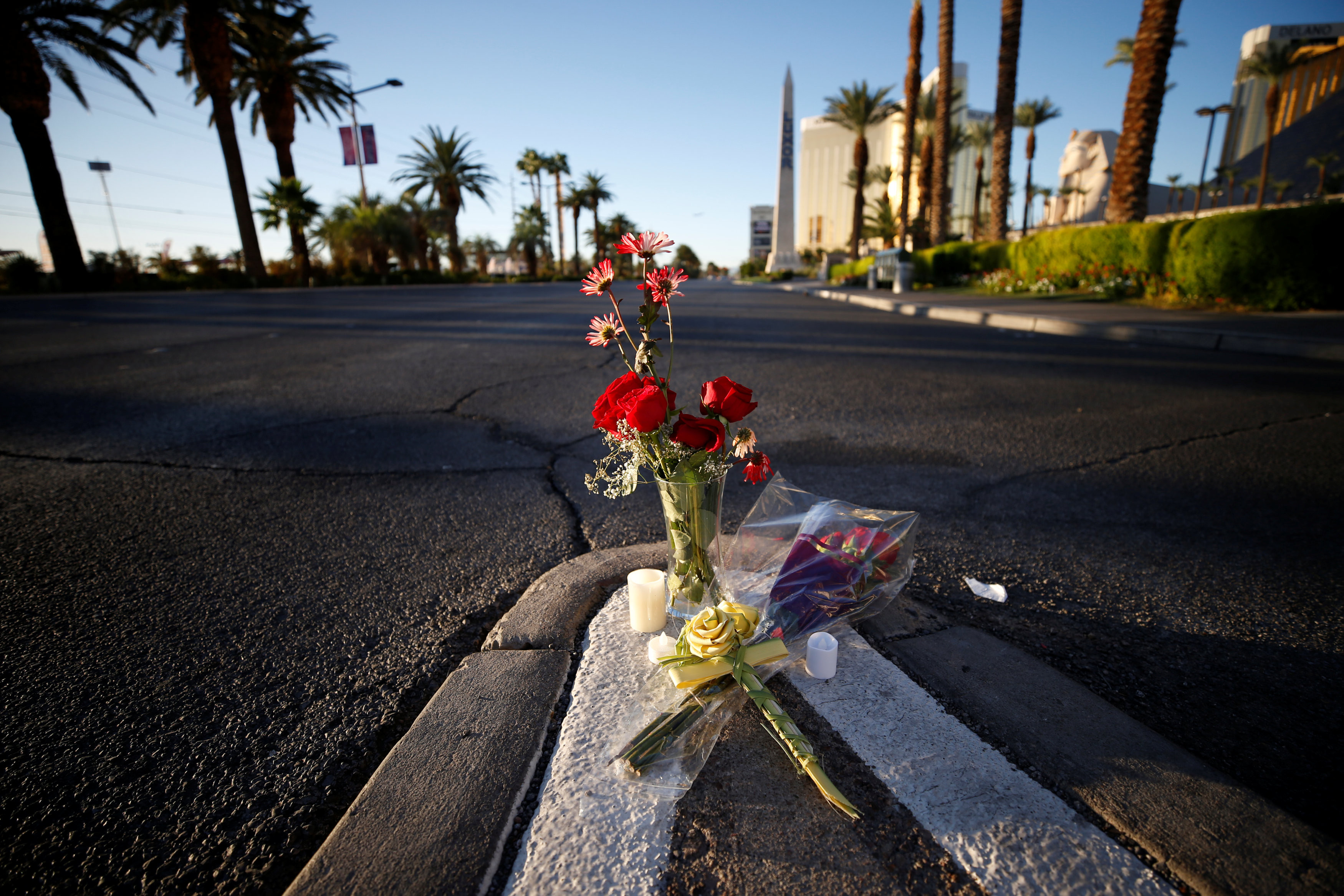 Цветы на месте гибели людей в Лас-Вегасе. Фото: &copy;REUTERS/CHRIS WATTIE