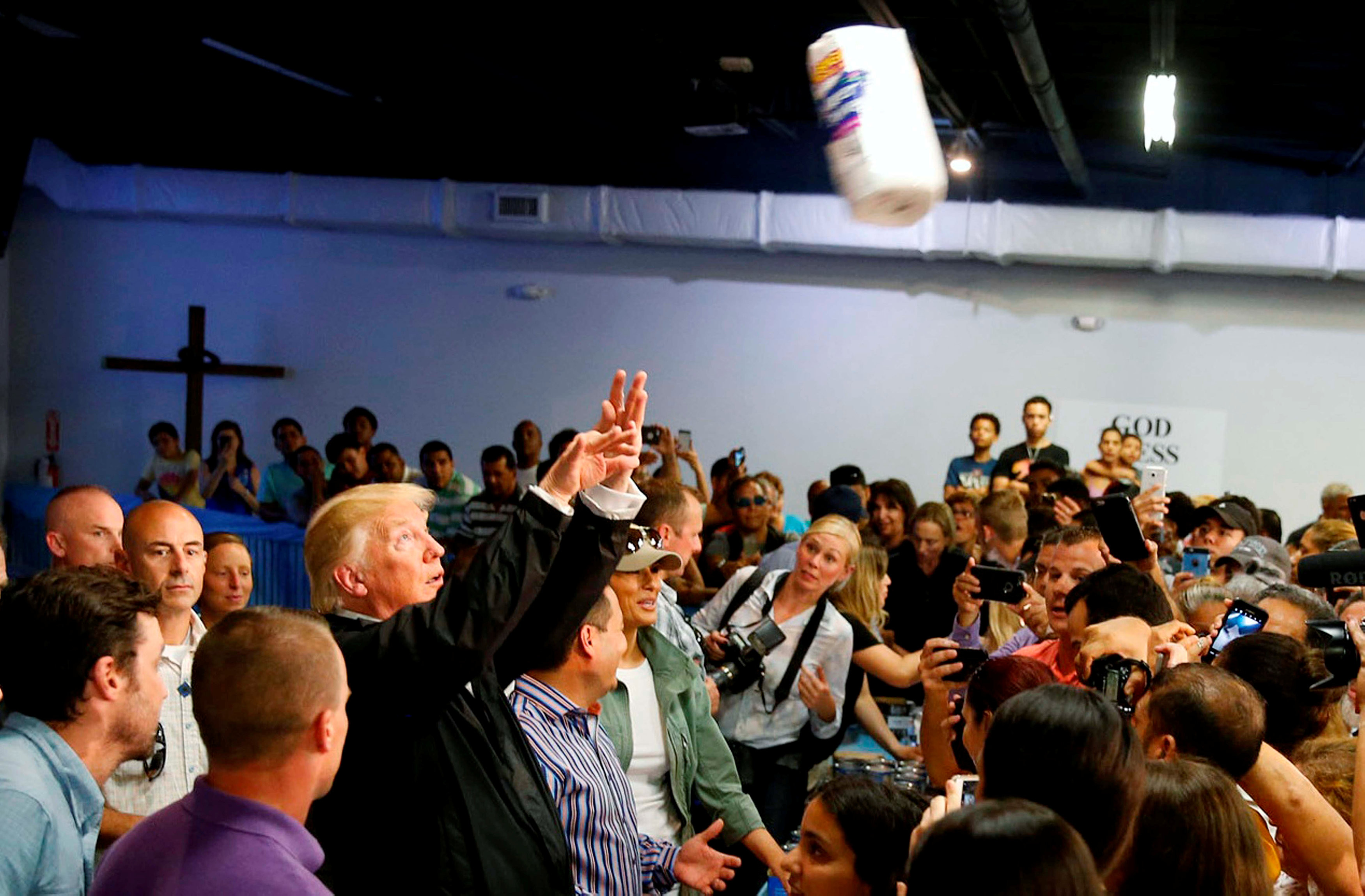Дональд Трамп кидает бумажные полотенца жителям Пуэрто-Рико. Фото: &copy;&nbsp;REUTERS/Jonathan Ernst