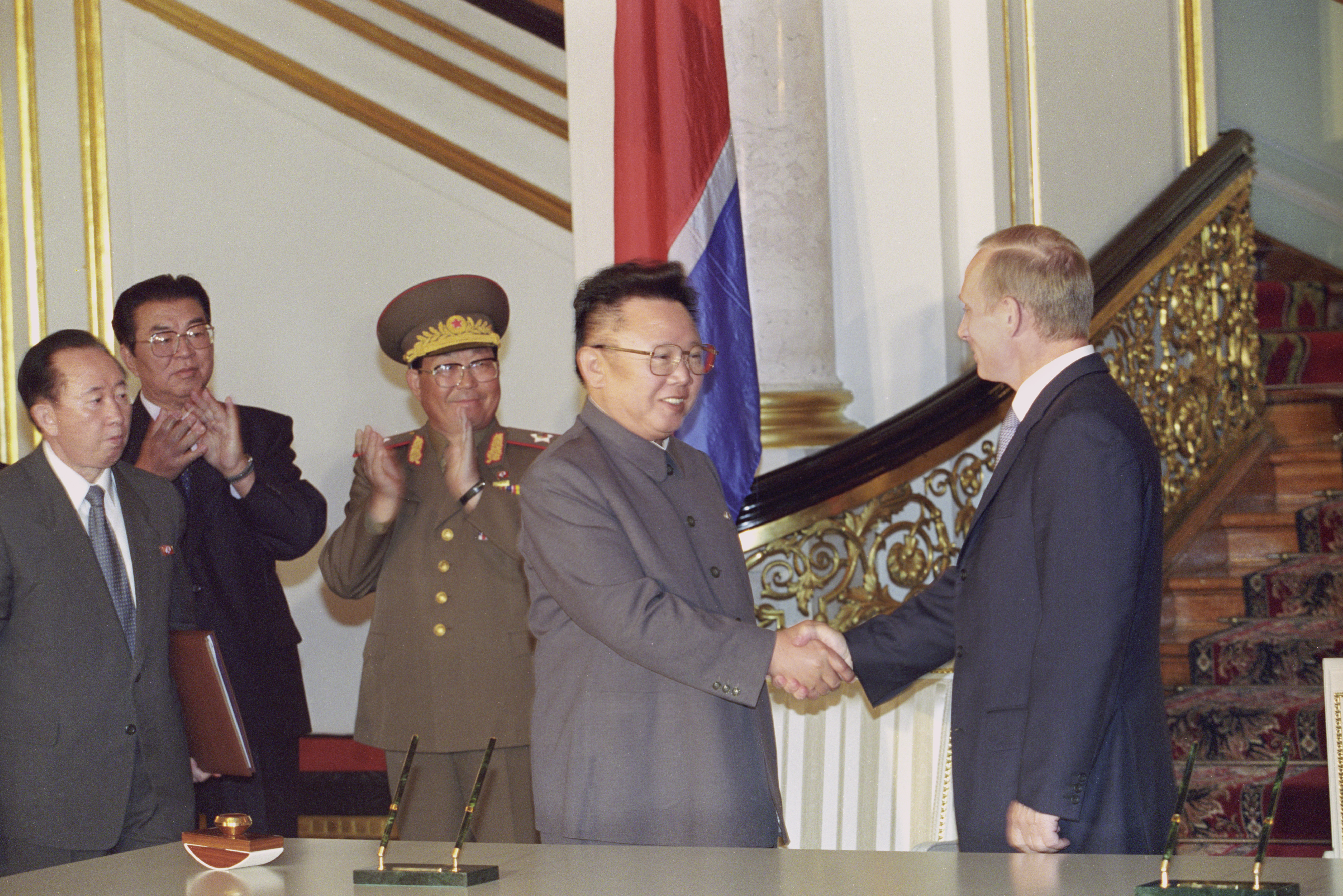 Руководитель КНДР Ким Чен Ир и президент России Владимир Путин (справа) во время втречи в Кремле в 2001 году
Фото:&nbsp;&copy;&nbsp;РИА Новости/Владимир Вяткин
