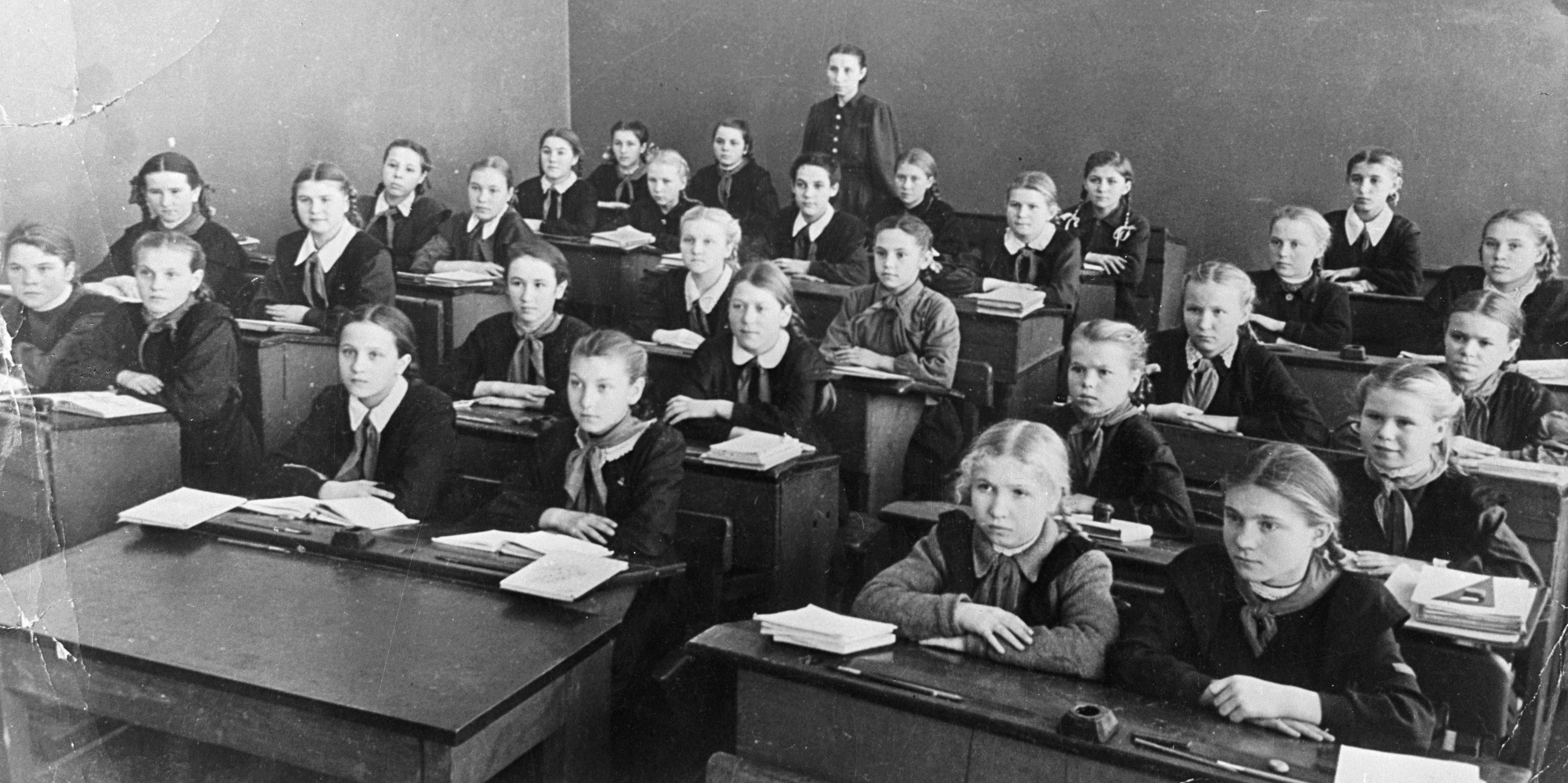 Школа 1946 год. Ученики Советской школы. Советские школьники за партой. Первые советские школы. Школа 1950 года.