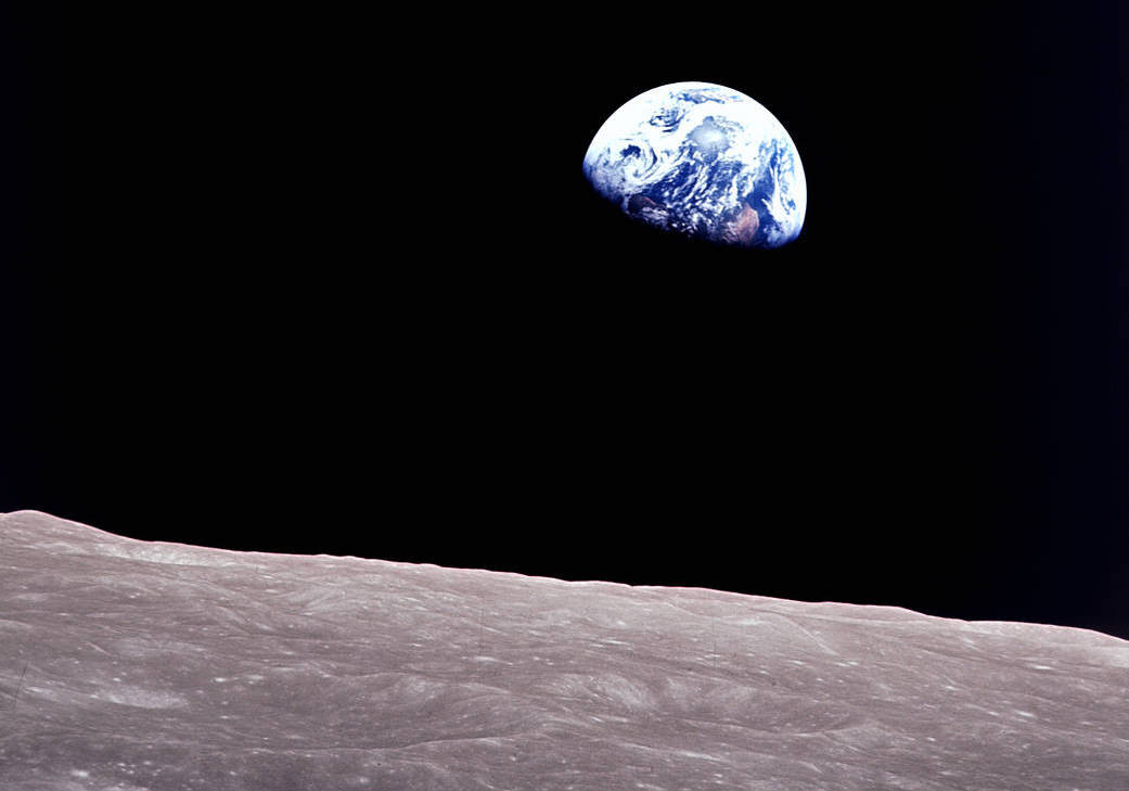 Фотография лунной поверхности и Земли, сделанная членом экипажа миссии "Аполлон-8" Биллом Андерсом. Фото: &copy; NASA