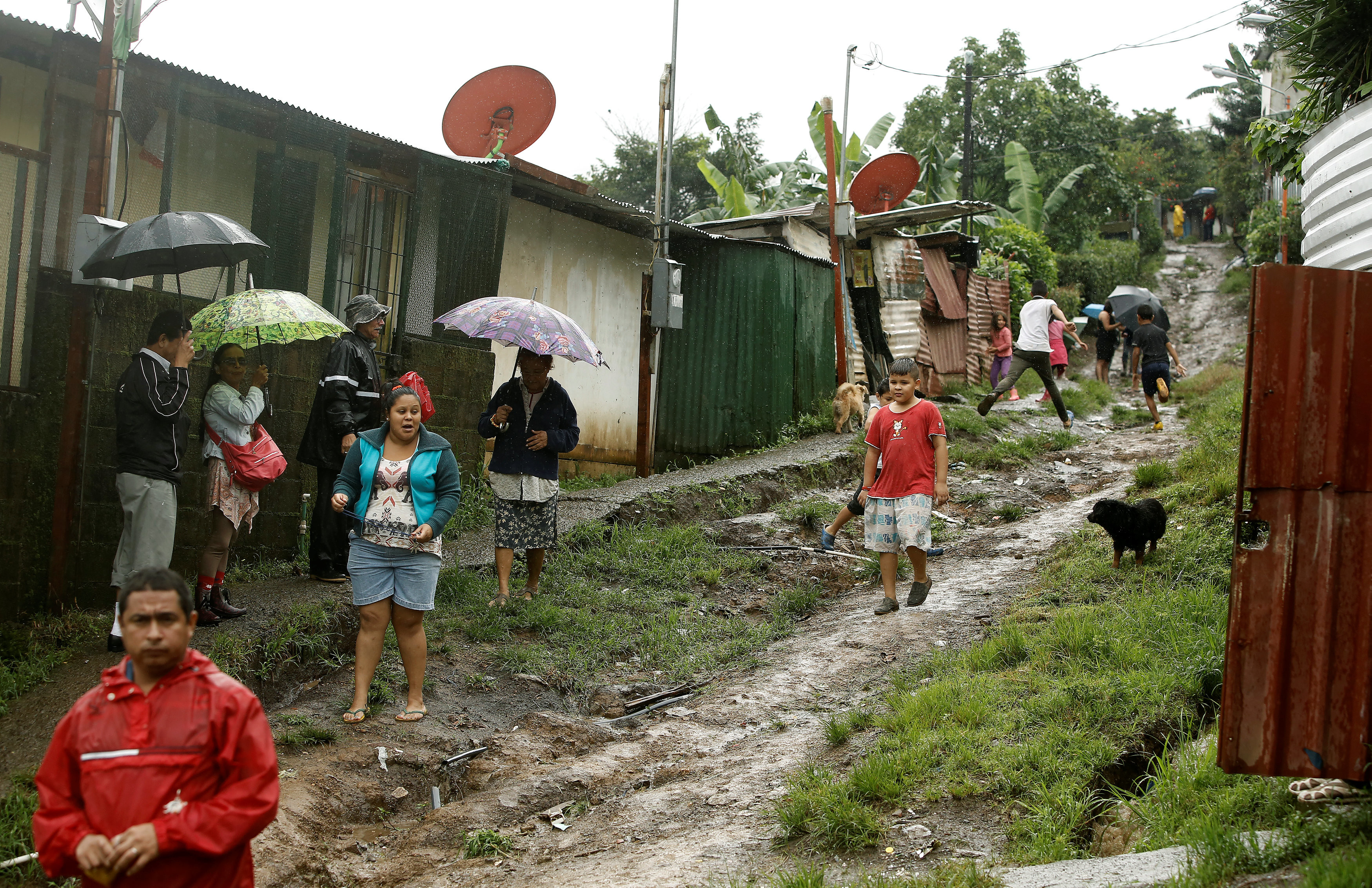 Жителей Коста-Рики эвакуируют в связи с надвигающимся штормом "Нэйт" Фото: © REUTERS/Juan Carlos Ulate