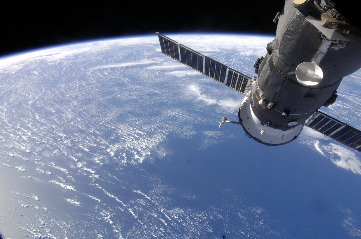 Международная космическая станция на фоне Земли. Фото:&nbsp;roscosmos.ru