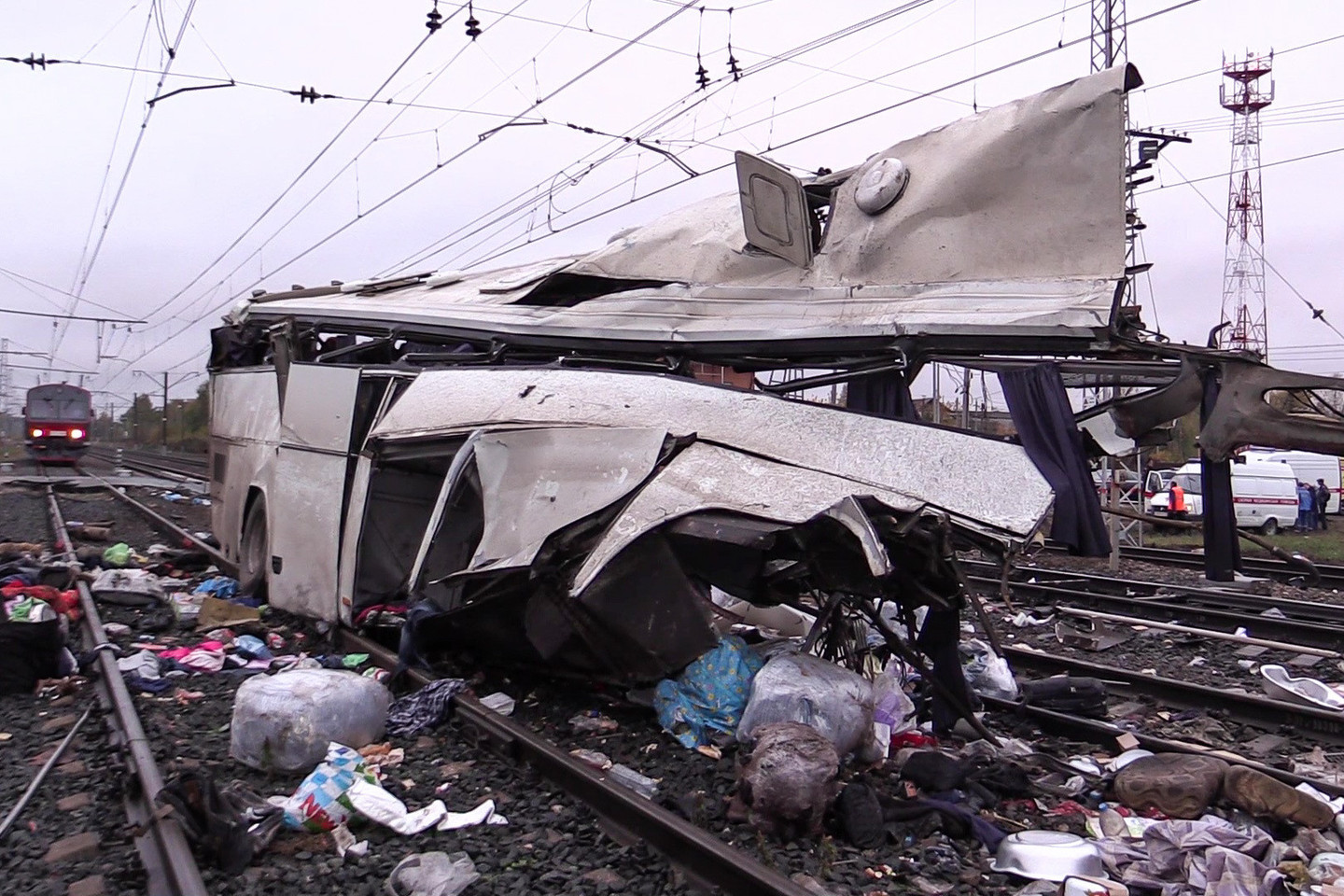 Искорёженный после столкновения с поездом автобус. Фото: &copy;&nbsp;РИА Новости/МЧС РФ


