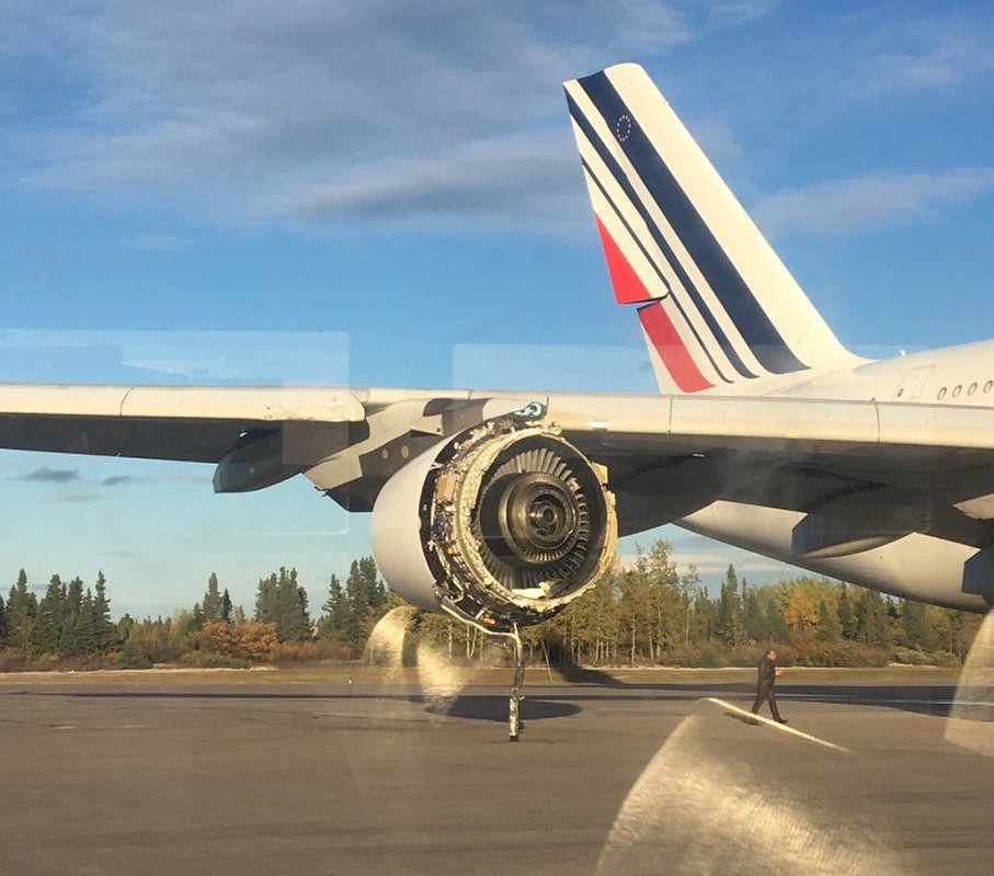 Фотография взорвавшегося двигателя самолёта, опубликованная Фрэнсис Бин Кобейн. Фото: &copy; Instagram/space_witch666