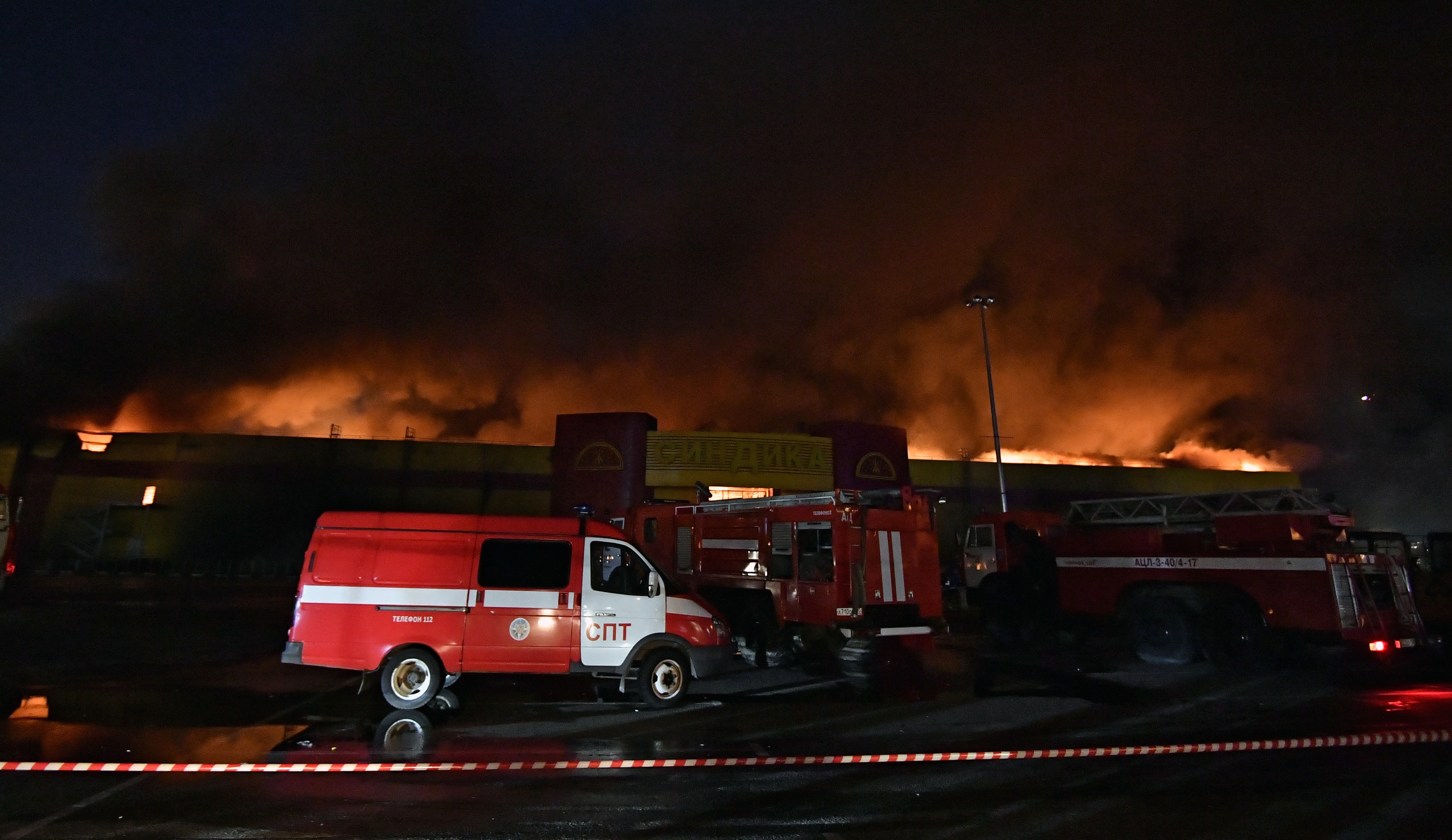 Пожарные тушат возгорание на рынке "Синдика". Фото: &copy; РИА Новости/Максим Блинов