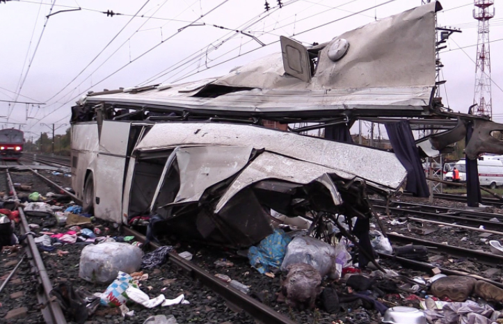 Искорёженный после столкновения с поездом автобус. Фото: &copy;&nbsp;РИА Новости/МЧС РФ