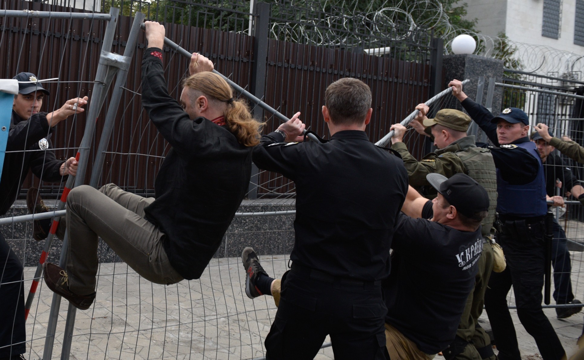 Украинские националисты ломают забор у посольства РФ в Киеве. Фото: &copy;РИА Новости