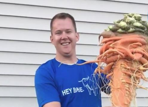 Кристофер Квалли и его гигантская морковь. Фото: twitter.com/Guinness World Records