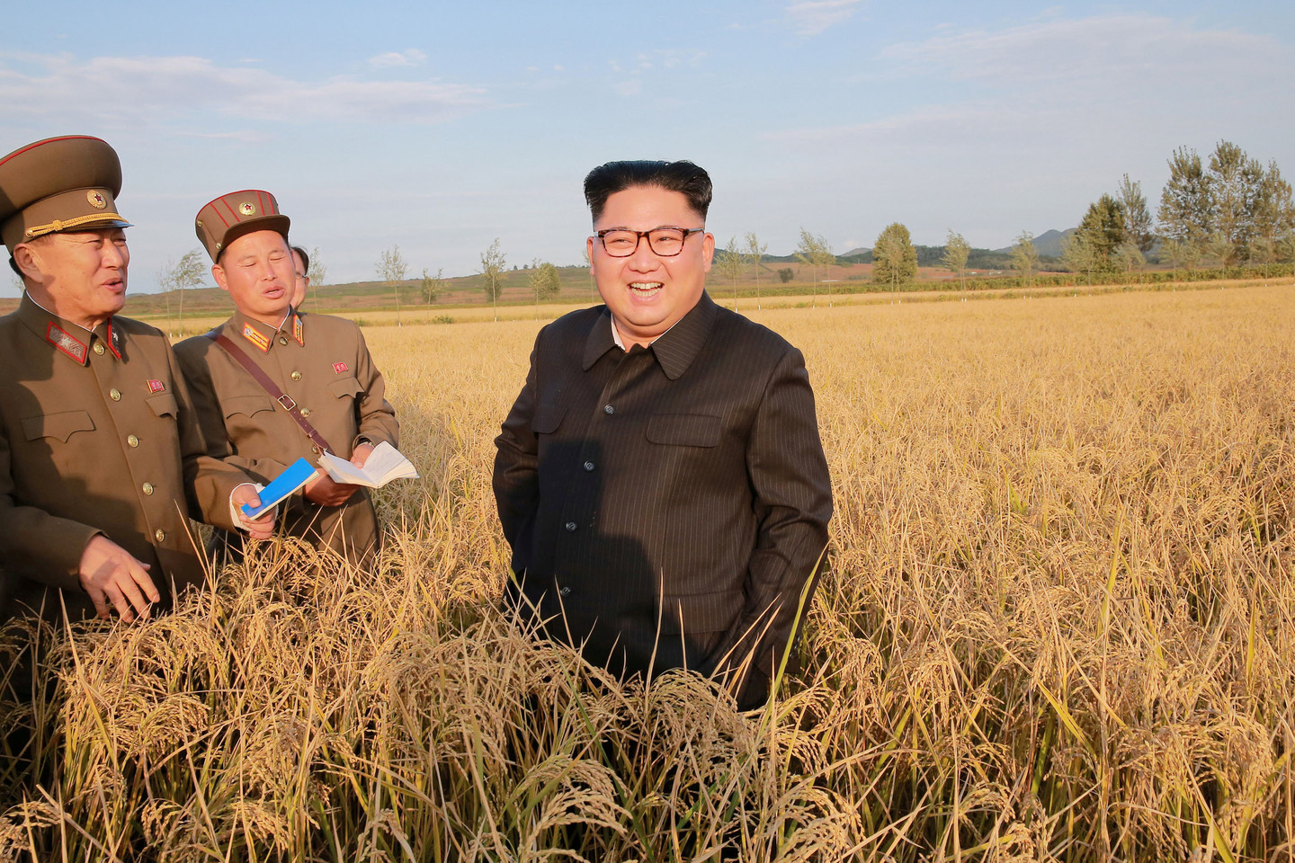 Лидер Северной Кореи Ким Чен Ын с сопровождающими военнослужащими. Фото: &copy;REUTERS


