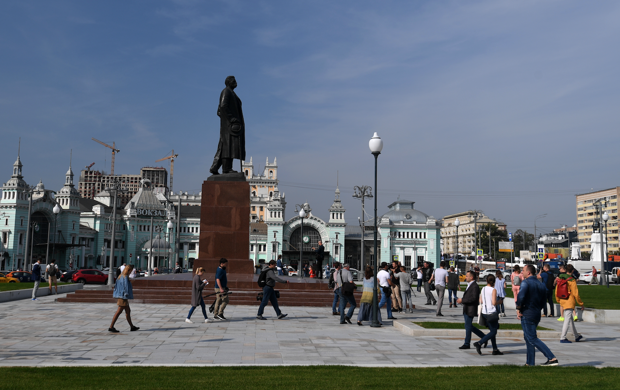 Памятник Горькому на белорусском вокзале. Площадь белорусского вокзала памятник Горькому. Площадь Тверская застава памятник. Памятник напротив белорусского вокзала.