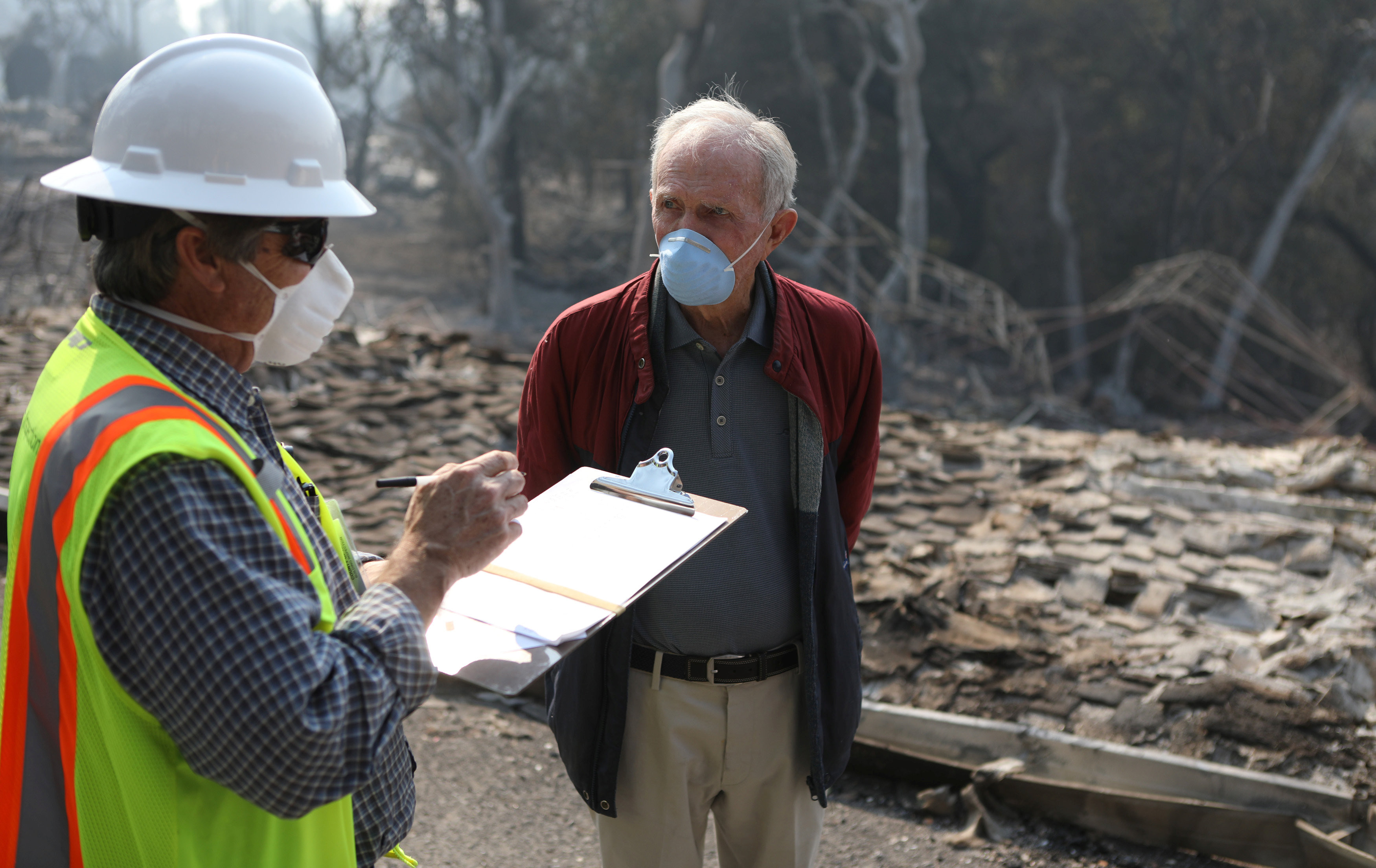 Житель Калифорнии общается с представителем департамента строительства. Фото: &copy; REUTERS/Jim Urquhart