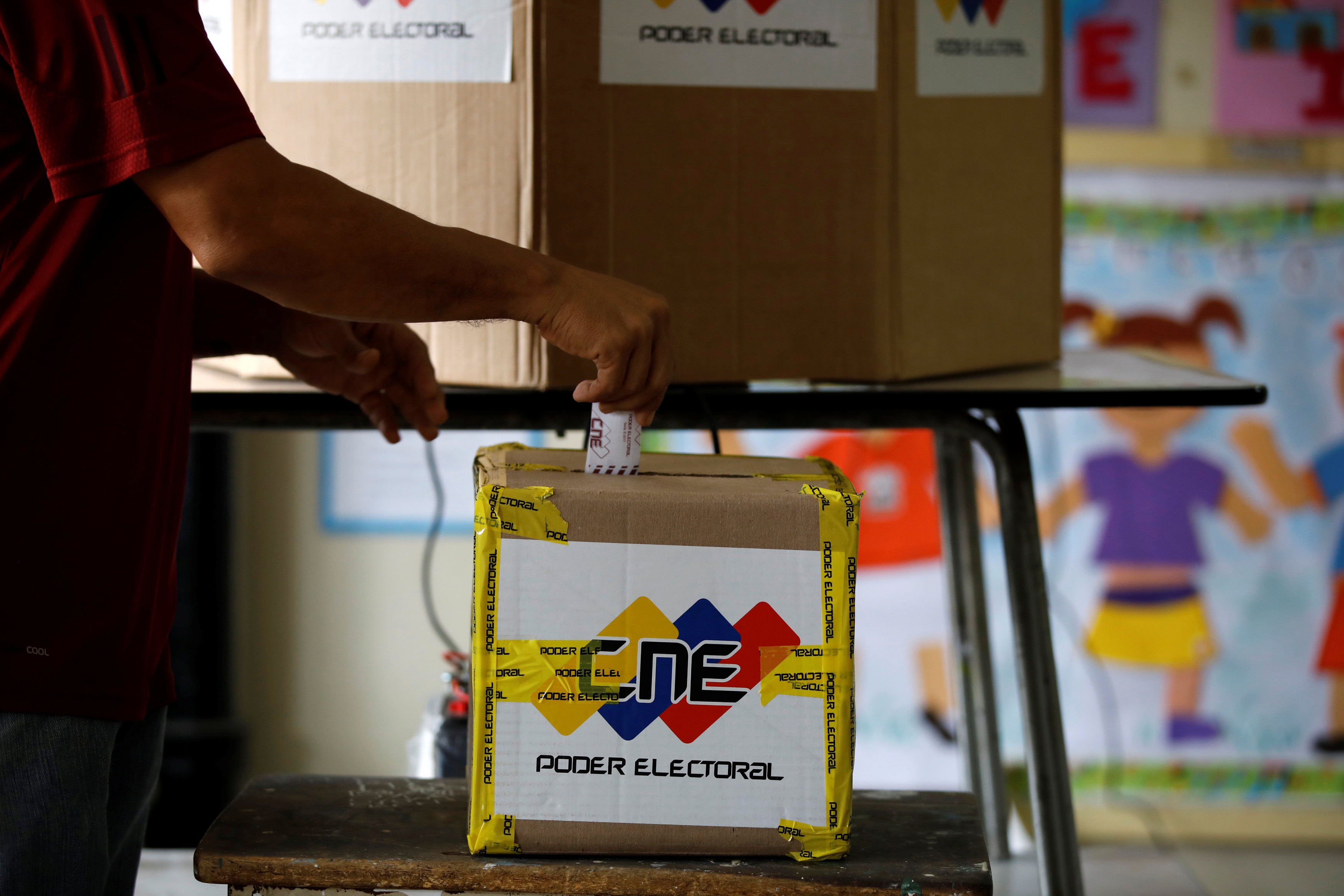 Урна для голосования в Венесуэле. Фото: &copy; REUTERS/Carlos Garcia Rawlins