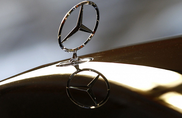 Логотип фирмы&nbsp;Mercedes-Benz. Фото: &copy; REUTERS