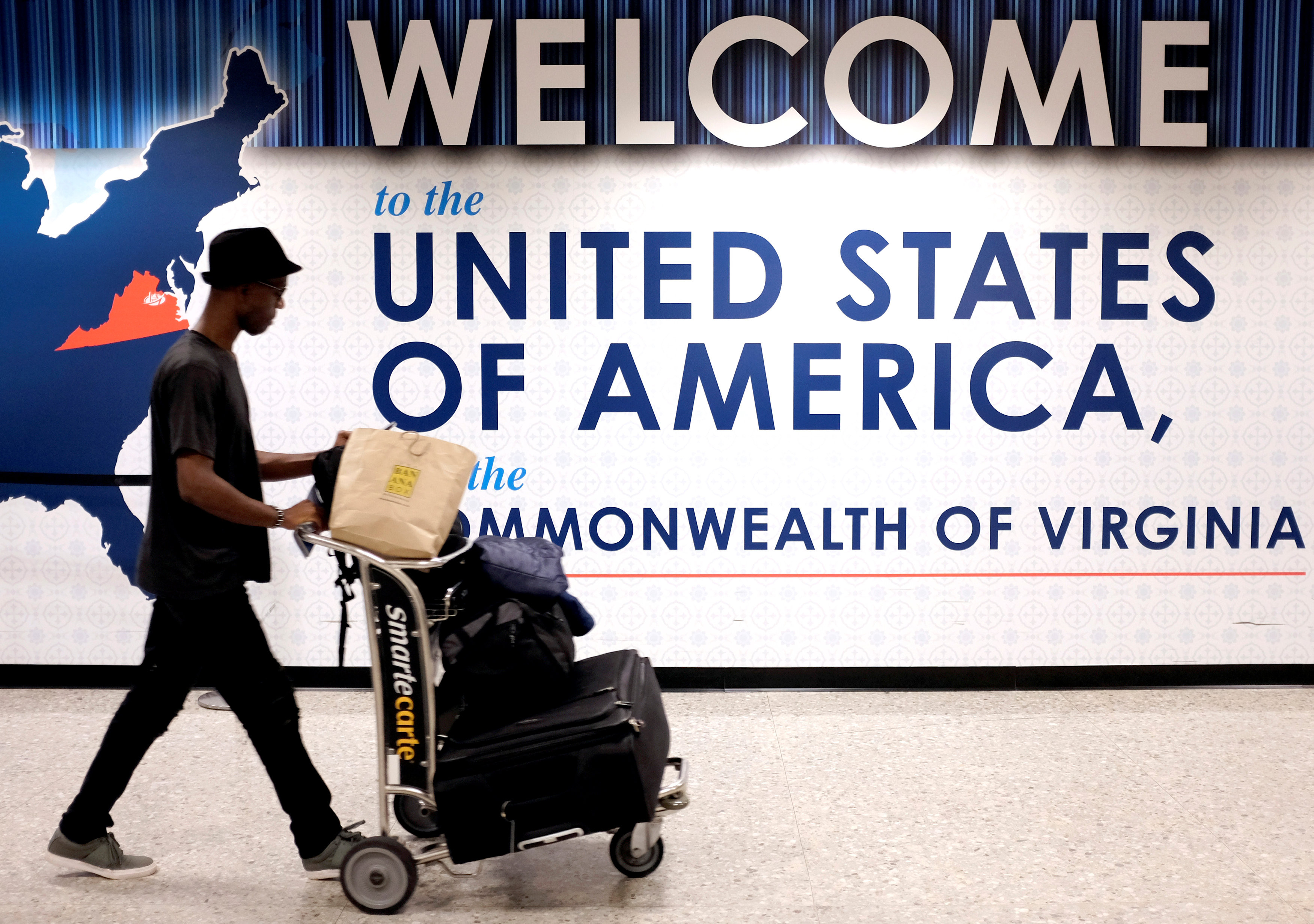 Пассажир в аэропорту Даллеса, штат Вирджиния. Фото: &copy; REUTERS/James Lawler Duggan
