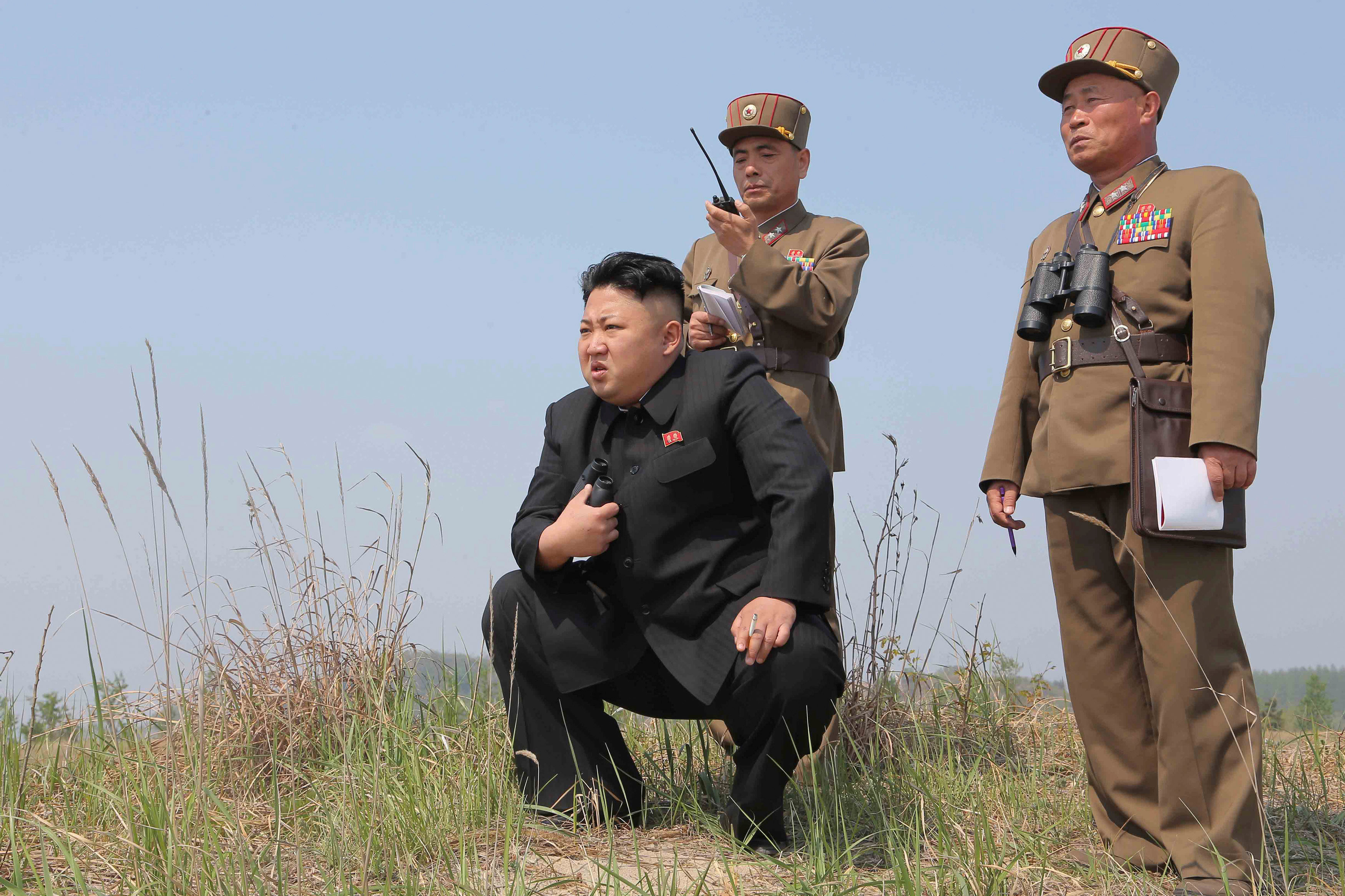 Лидер КНДР Ким Чен Ын с военными. Фото: &copy; WONSAN KCNA via REUTERS