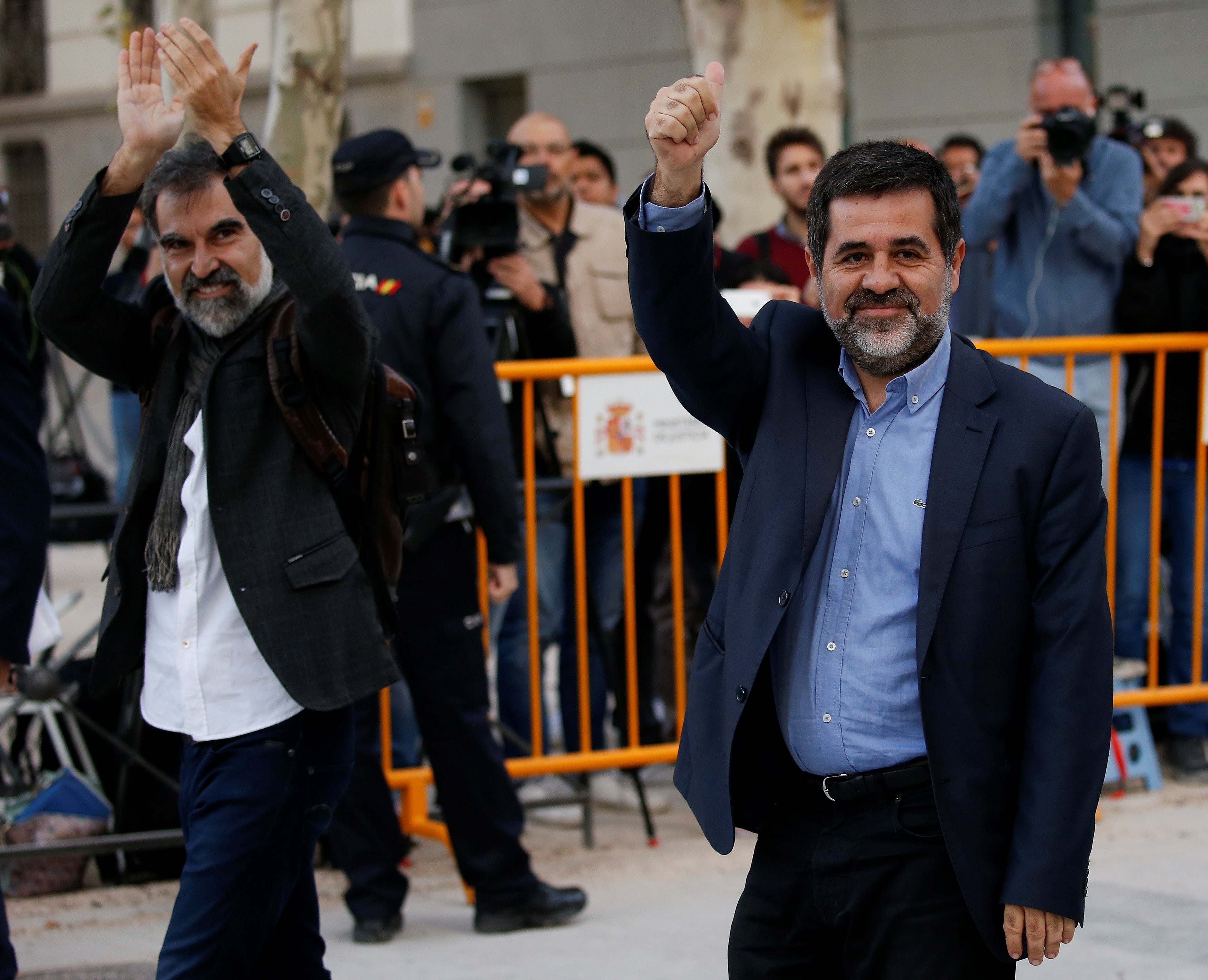 Лидеры сепаратистов в Каталонии Жорди Куишарт (справа) и Жорди Санчеса. Фото: &copy;REUTERS/Javier Barbancho