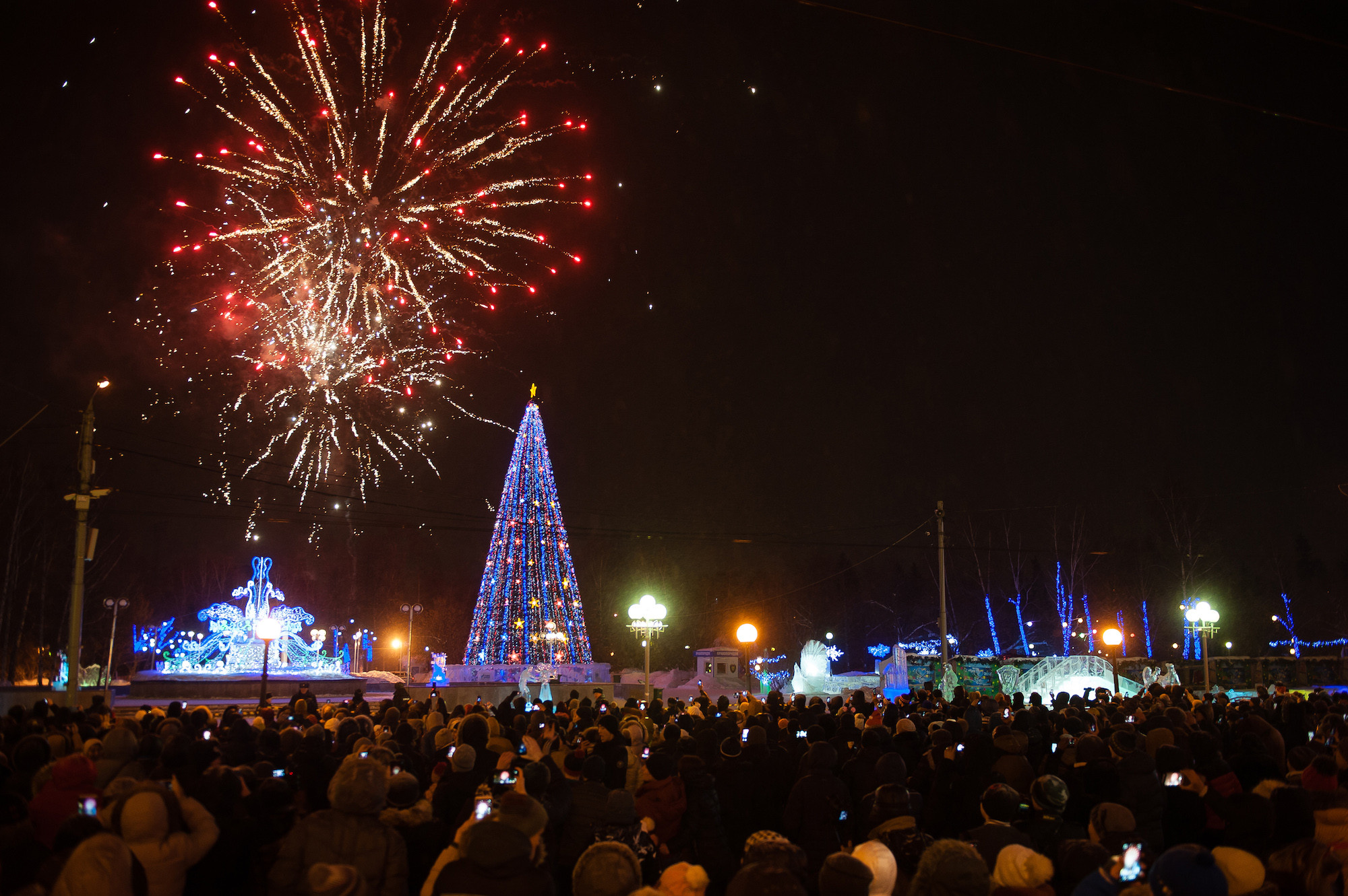 Праздничный фейерверк в честь наступления 2017 года на центральной площади в Томске. Фото: &copy; РИА Новости/Станислав Савельев