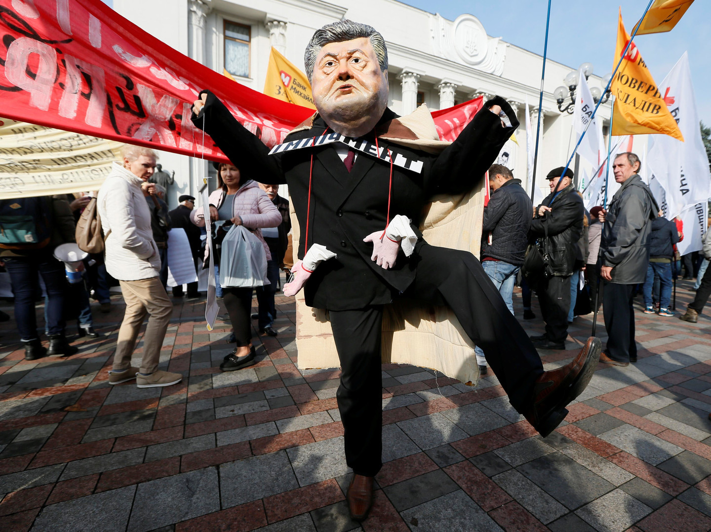 Протестующий в маске Петра Порошенко у здания Верховной рады Украины. Фото: &copy;REUTERS/Valentyn Ogirenko