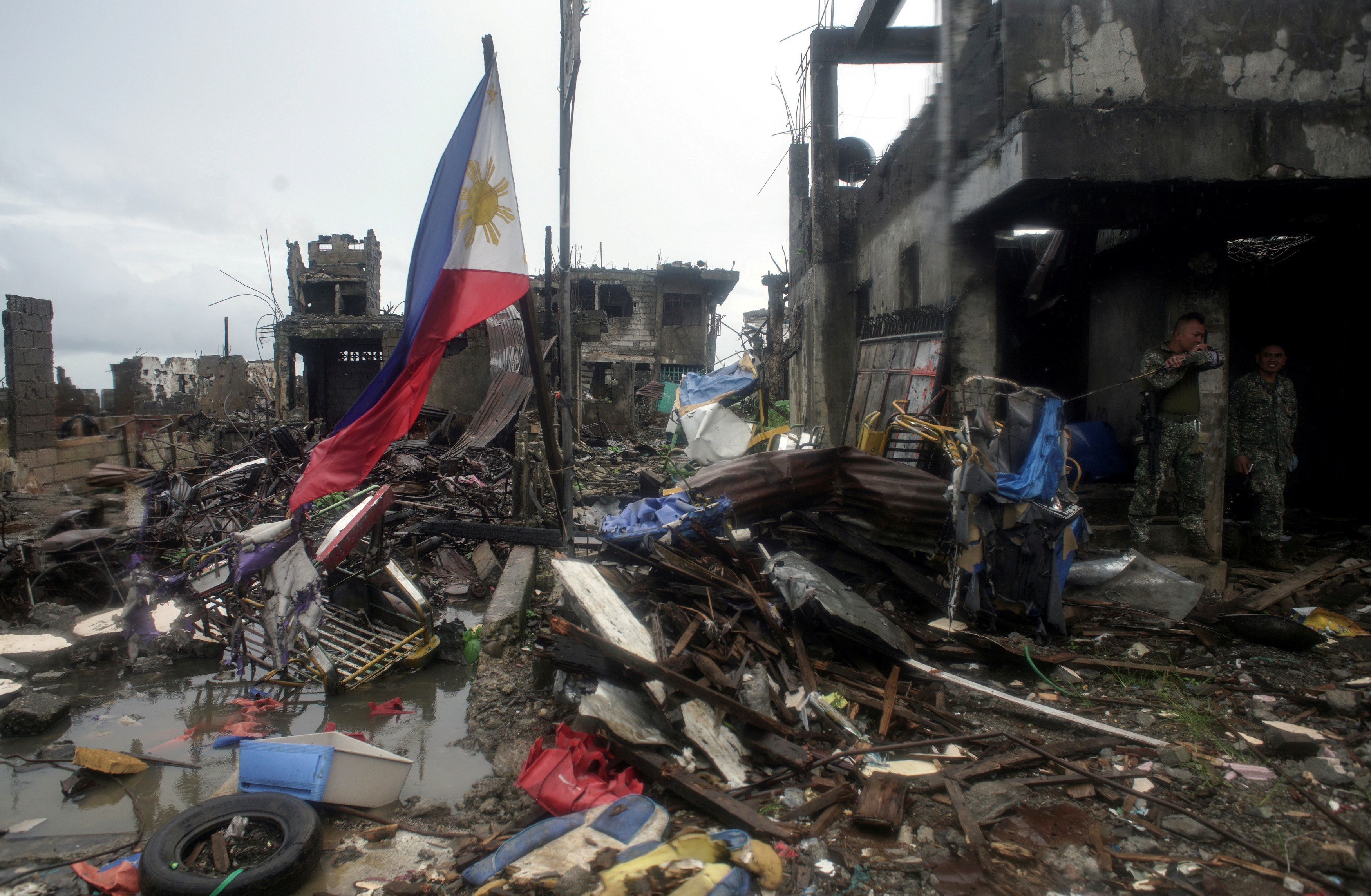 Филиппинский флаг на руинах в Марави. Фото: &copy;&nbsp;REUTERS