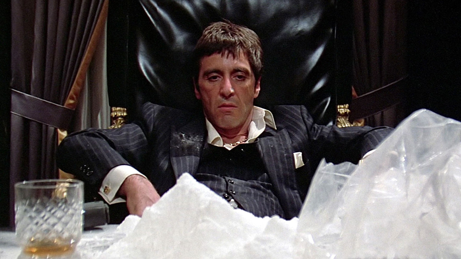 гора кокаина на столе