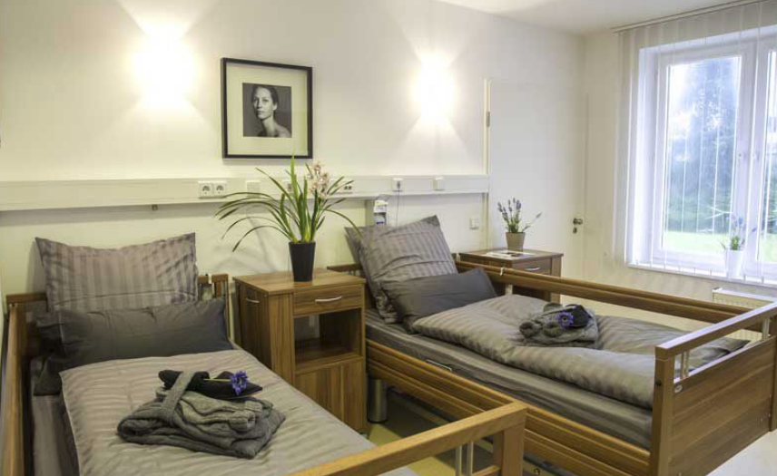 Так выглядит палата в этой клинике. Скриншот sinis-aesthetics.de