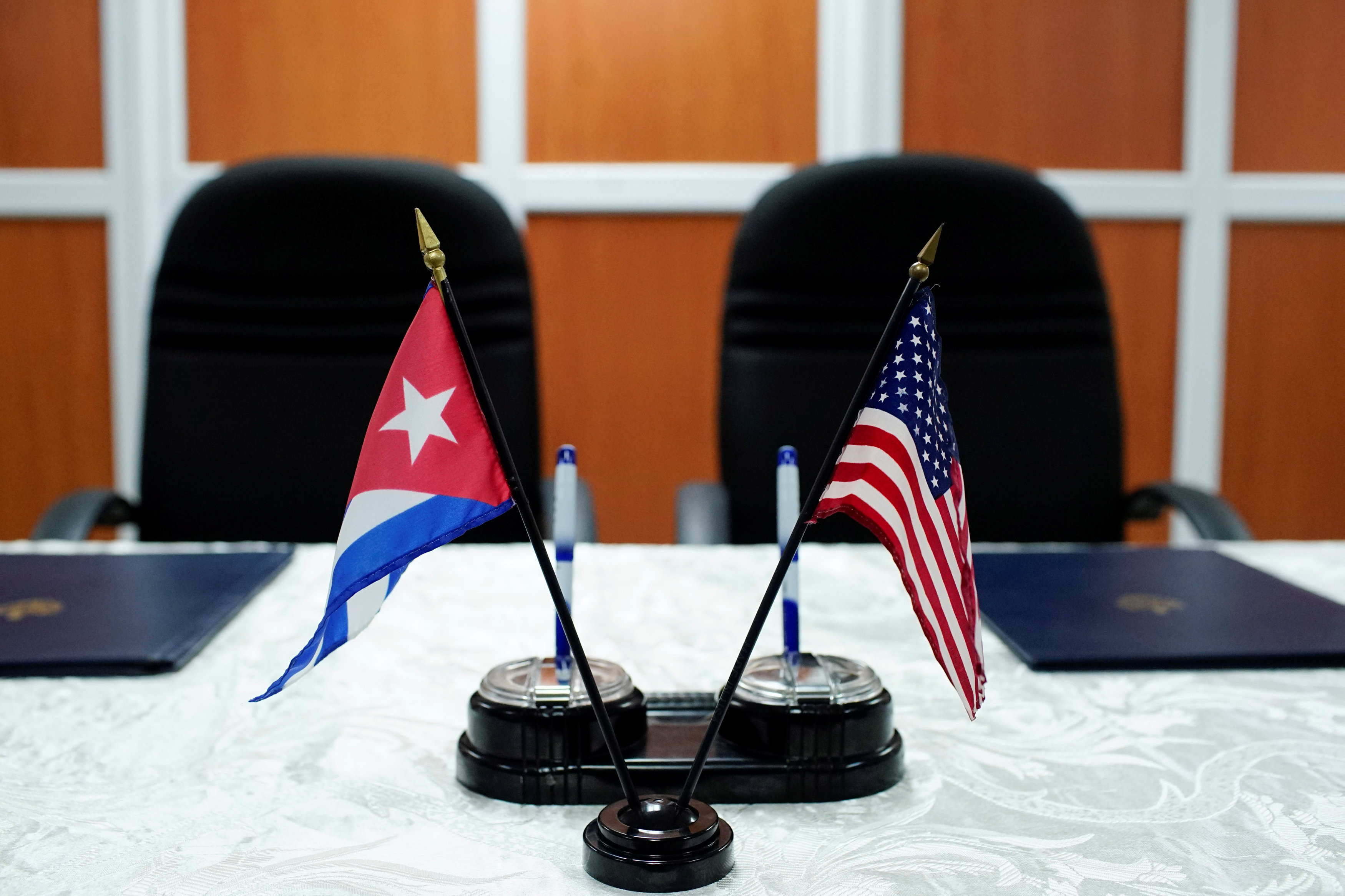 Флаги Кубы и США. Фото: &copy; REUTERS/Alexandre Meneghini