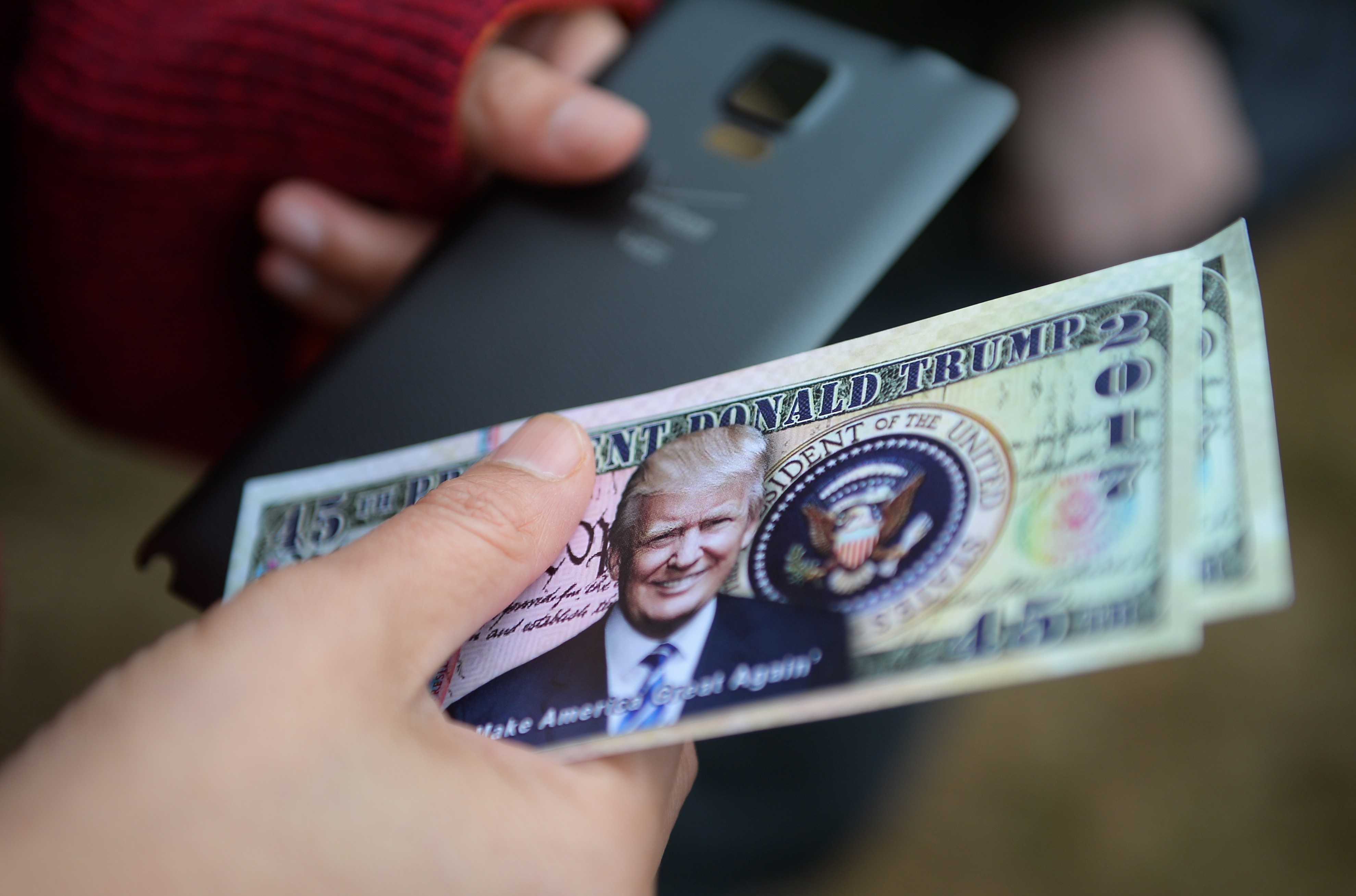 Сувенирные банкноты с изображением 45-го президента США Дональда Трампа. Фото: &copy; РИА Новости/Владимир Астапкович