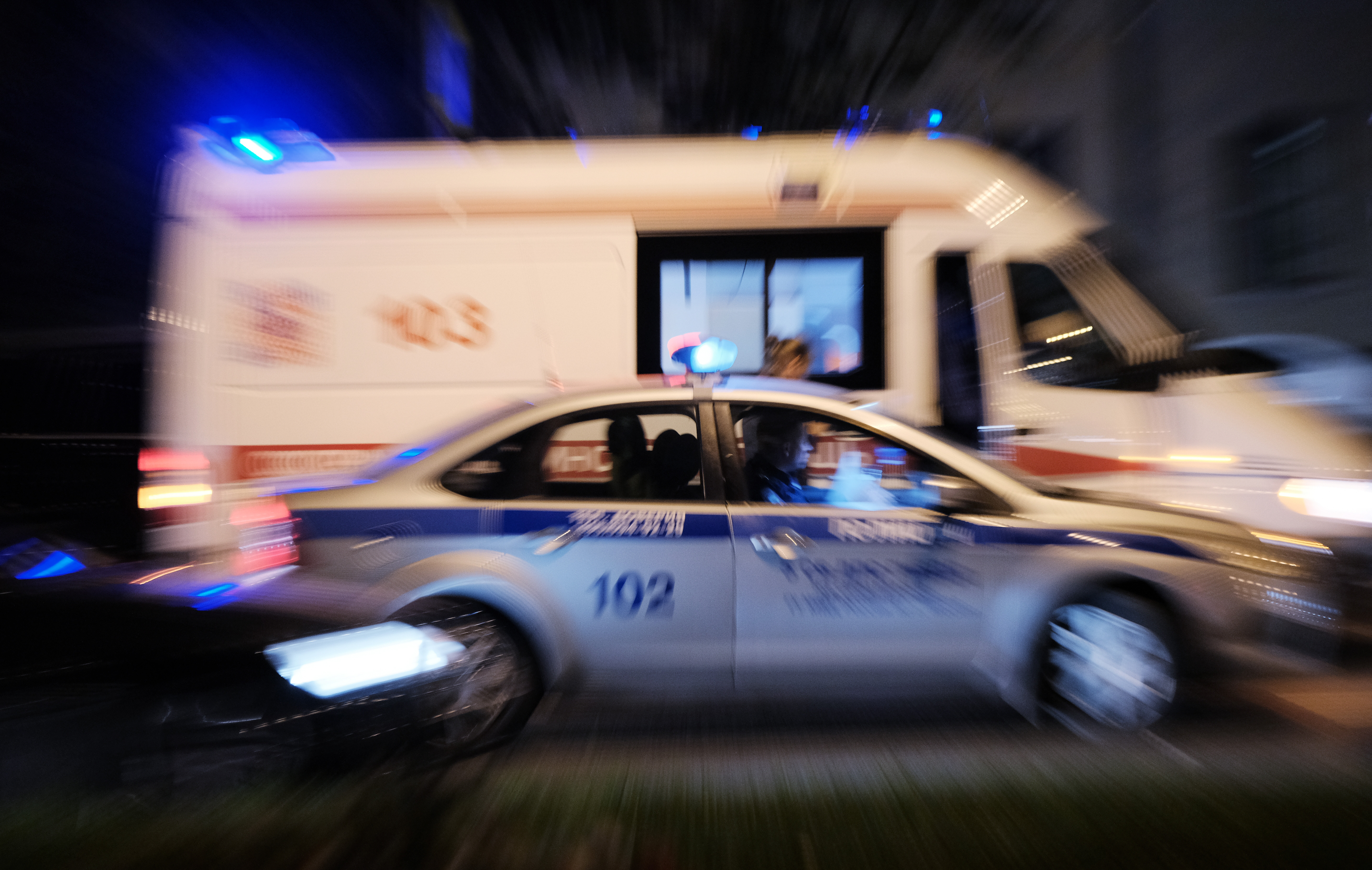 Автомобили полиции и скорой медицинской помощи. Фото: &copy; РИА Новости