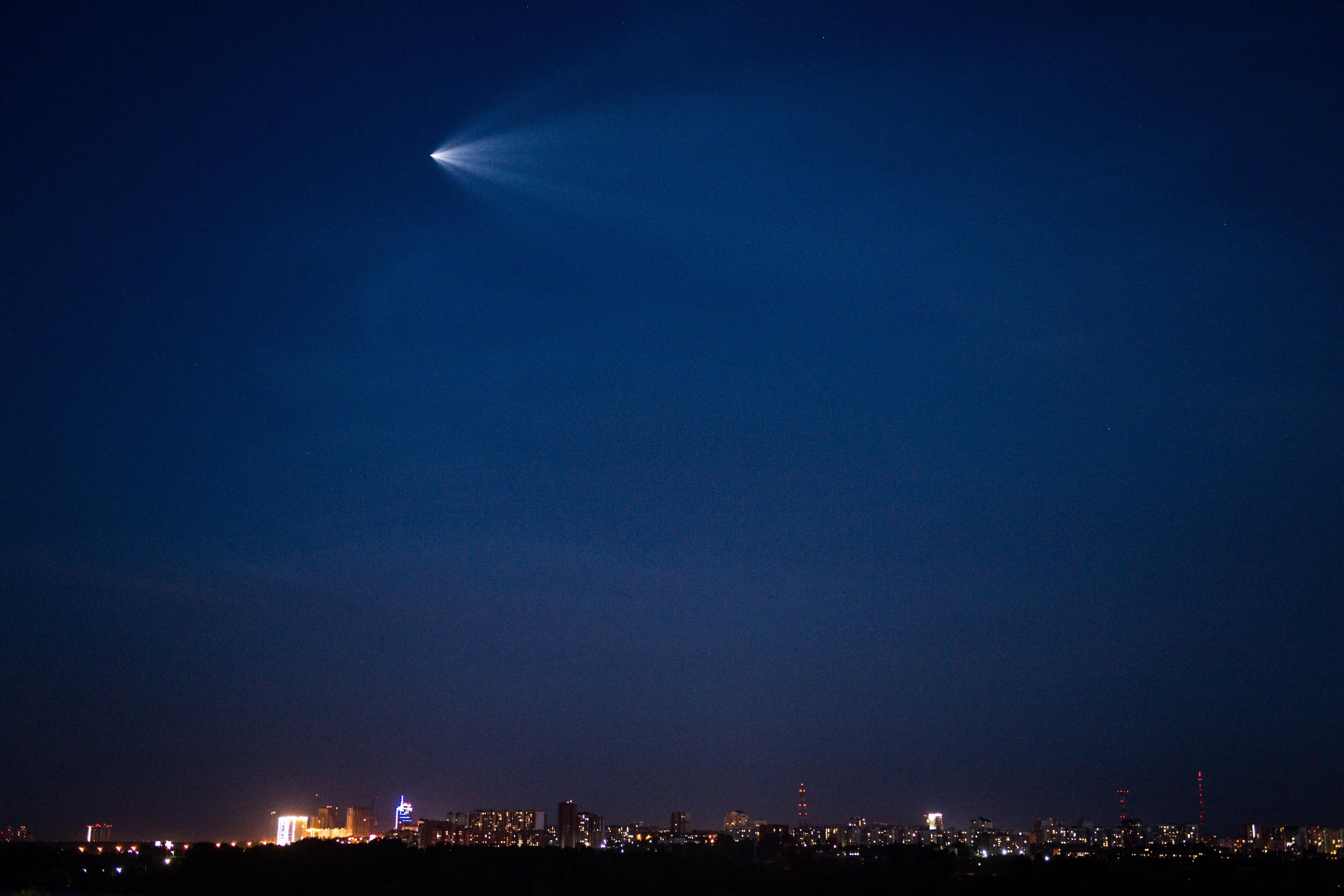 Ракета над новосибирском. Спутник в небе. Ракета в ночном небе. Спутник в небе ночью. Свет в небе ночью.