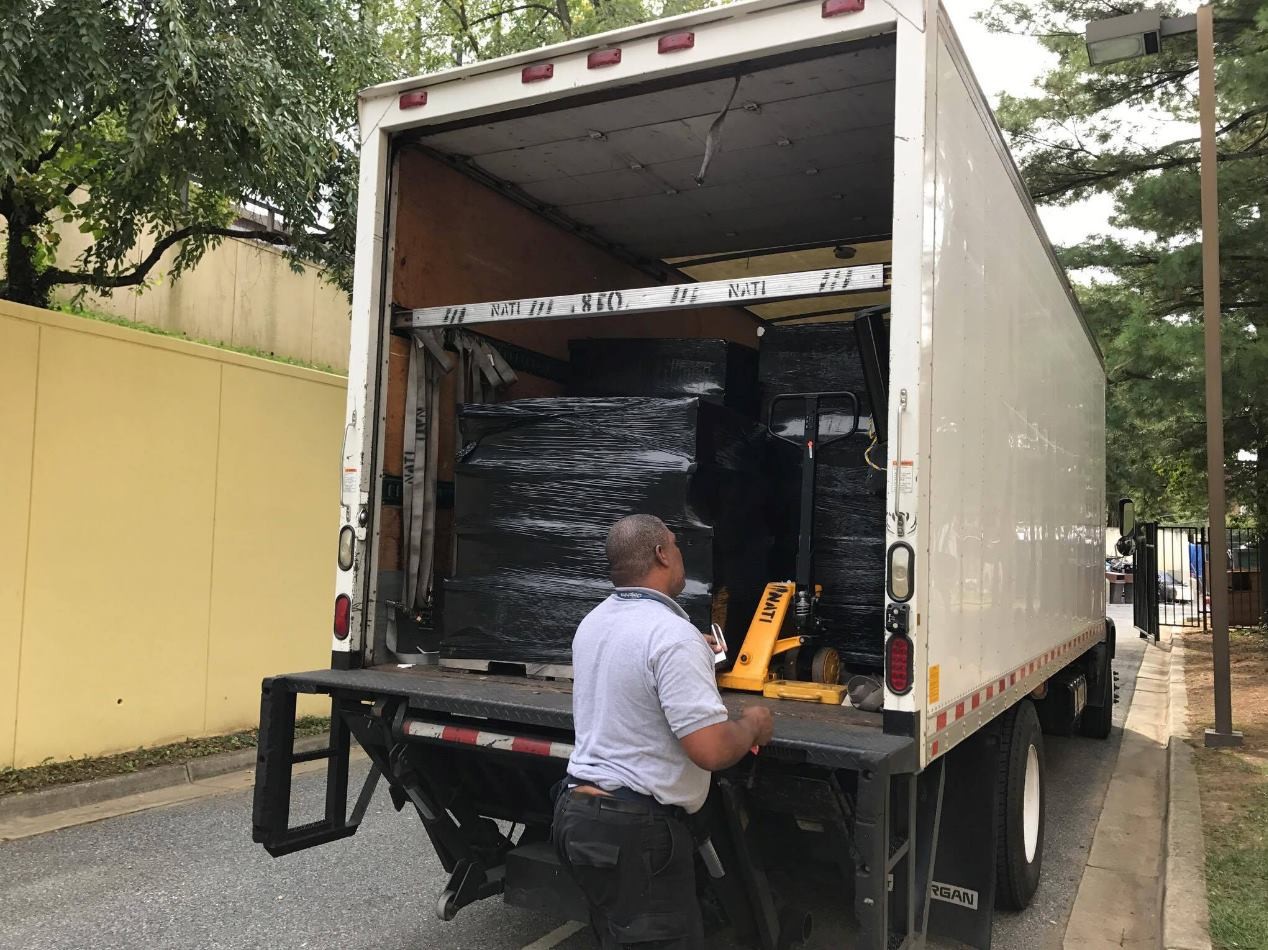 В Вашингтон дипломатический архив перевозили из Сан-Франциско на обычном грузовике. Фото: &copy; Facebook/Посольство России в США