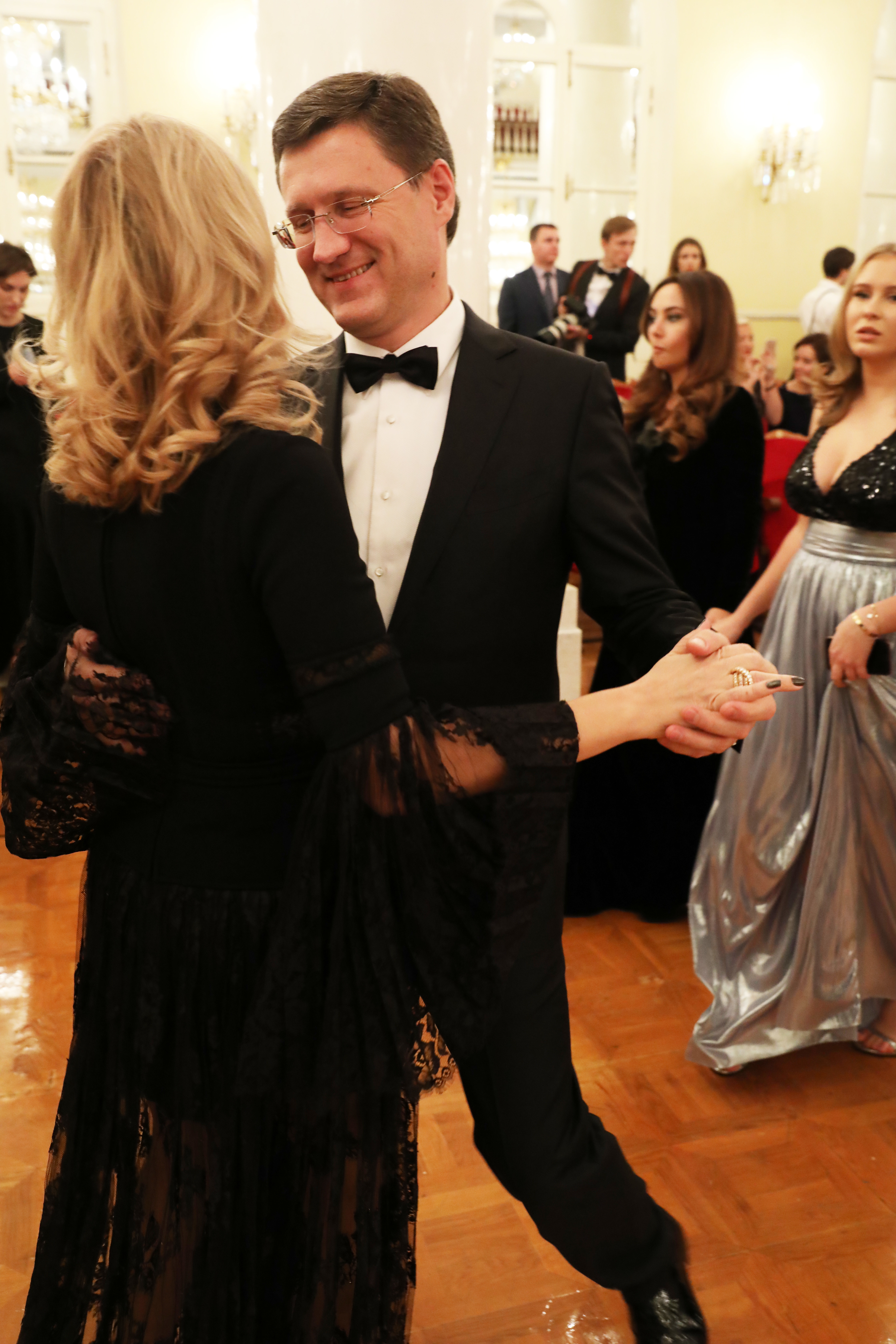 Министр энергетики РФ Александр Новак танцует с супругой Фото: SUPER
