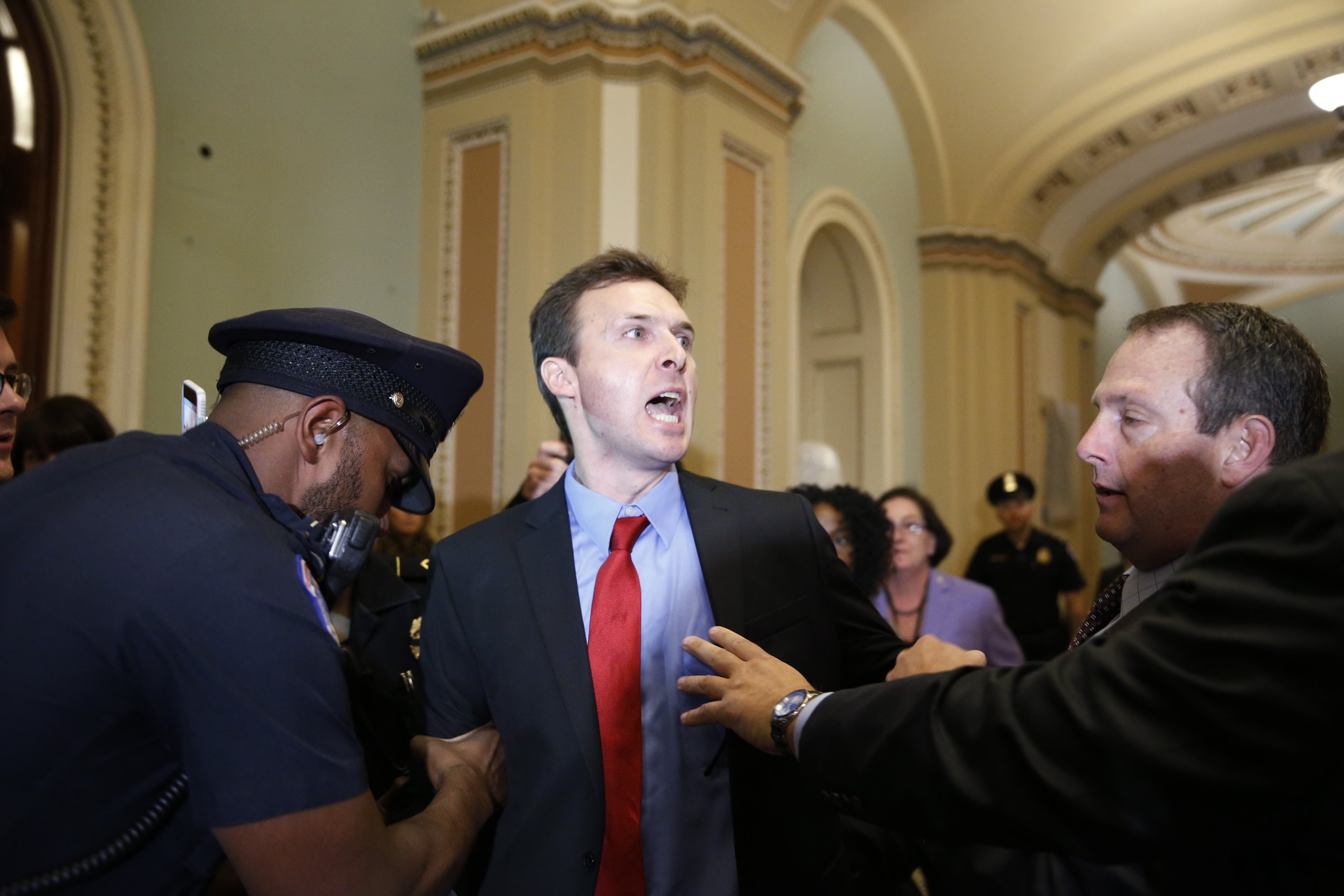 Полицейский задерживает Райана Клейтона. Фото: &copy;&nbsp;REUTERS/Joshua Roberts
