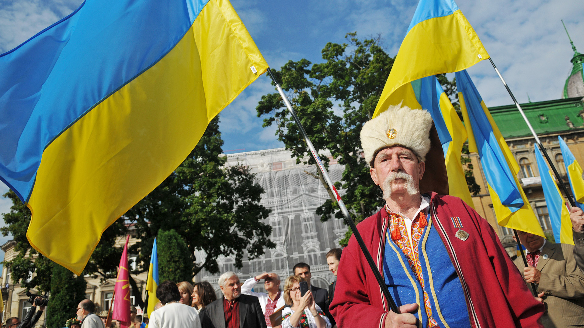 Украинец д. Украина народ. Украинцы с флагом. Украинцы люди. День независимости Украины.