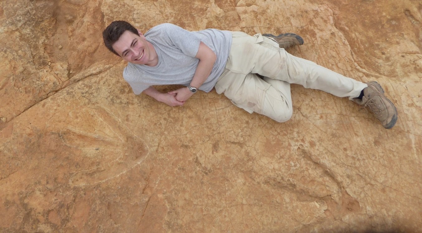 Старший научный сотрудник Манчестерского университета Фабьен Кнолл рядом с найденными следами. Фото: &copy; PLOS/Fabien Knoll