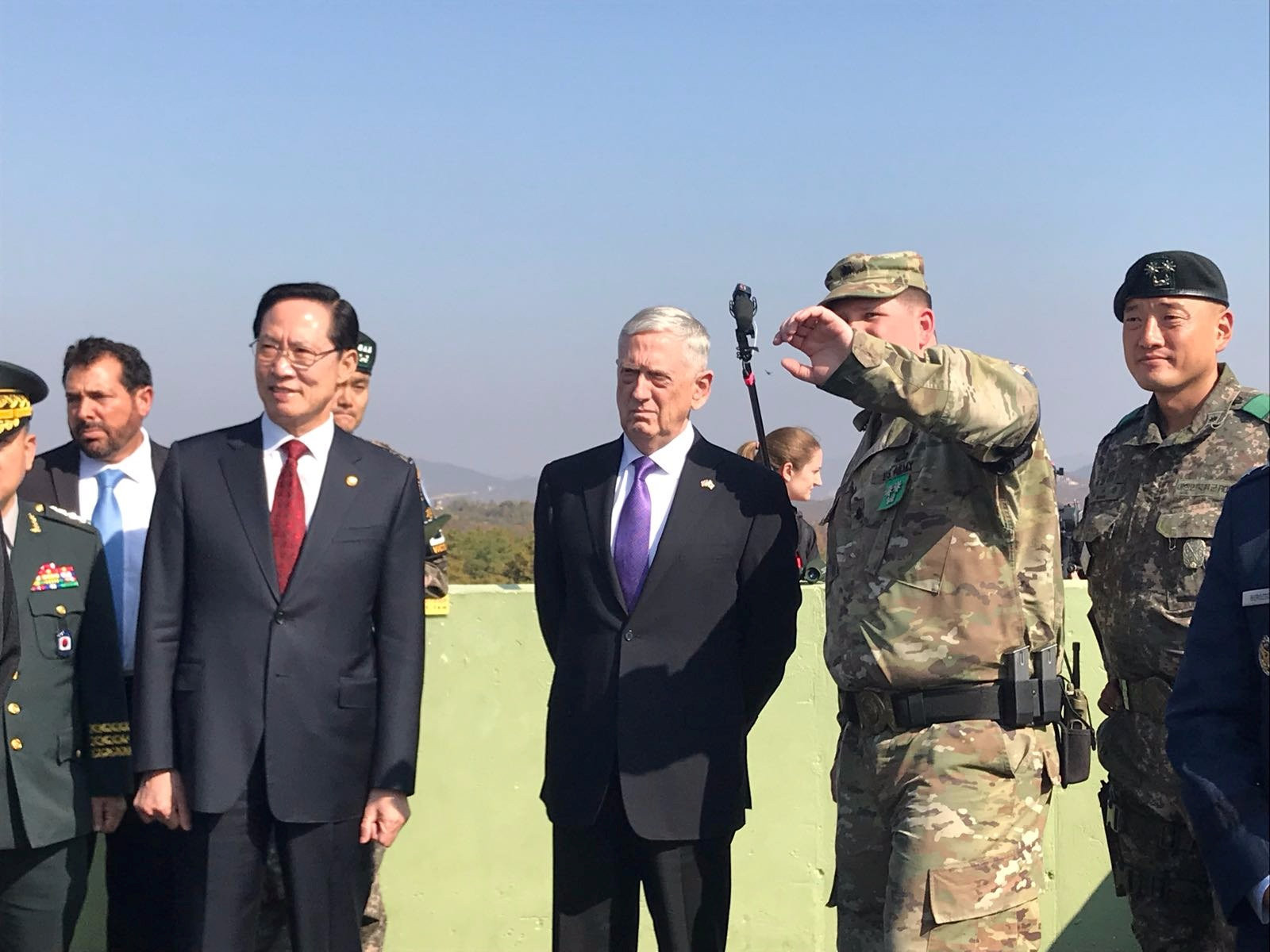 Глава Пентагона Джеймс Мэттис (в центре) во время посещения ДМЗ между КНДР и Республикой Корея. Фото: &copy; REUTERS/Phil Stewart
