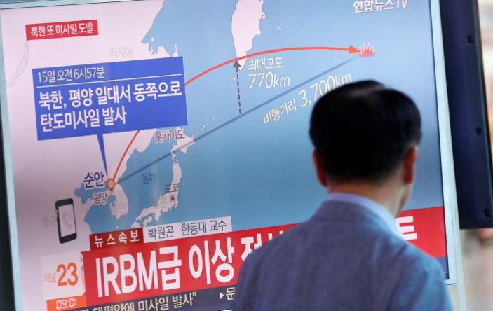 Траектория испытательного полёта баллистической ракеты КНДР. Фото: &copy; REUTERS/Kim Hong-Ji&nbsp;