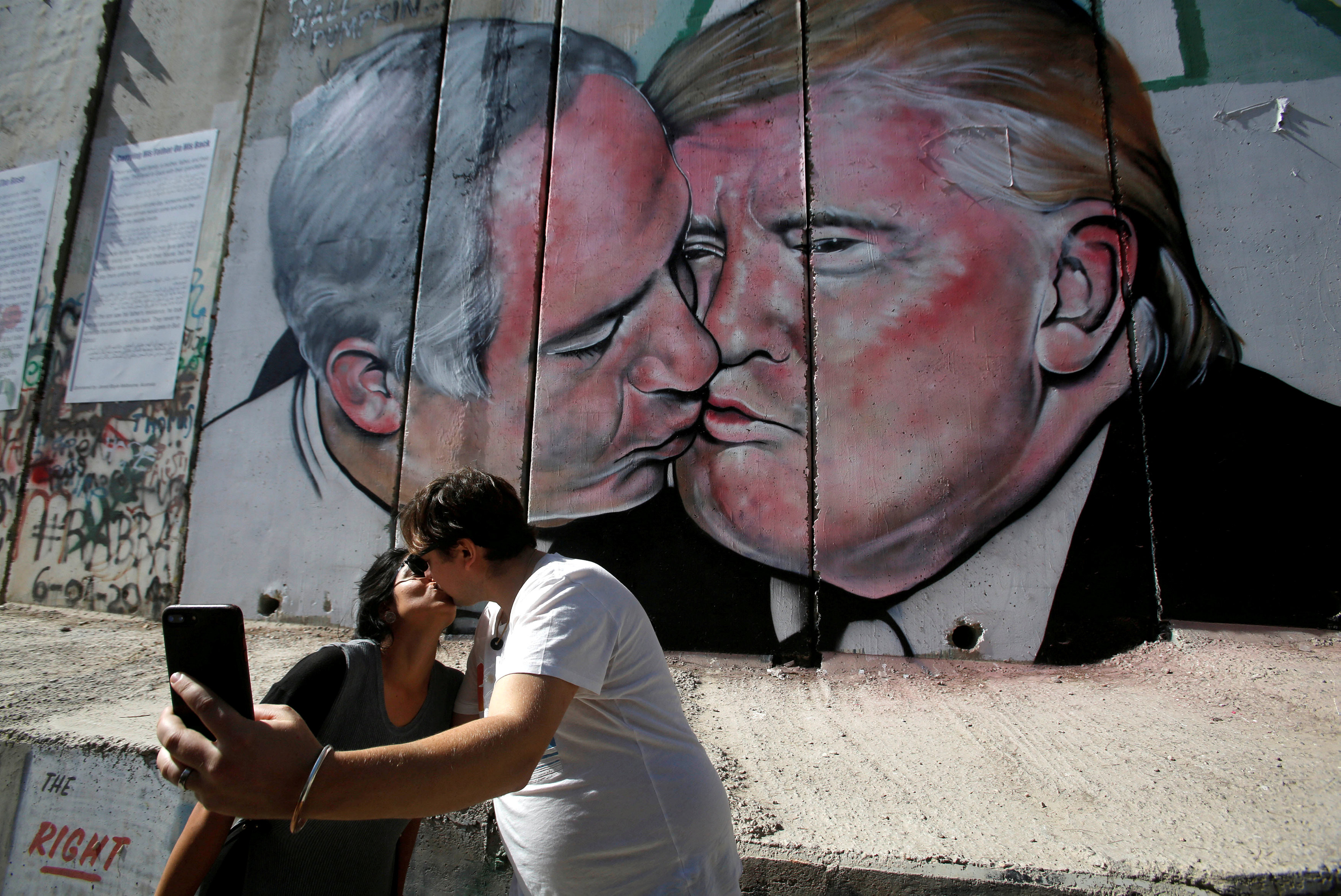 Граффити с изображениями президента США Дональда Трампа и премьер-министра Израиля Беньямина Нетаньяху. Фото: &copy;&nbsp;REUTERS/Mussa Qawasma