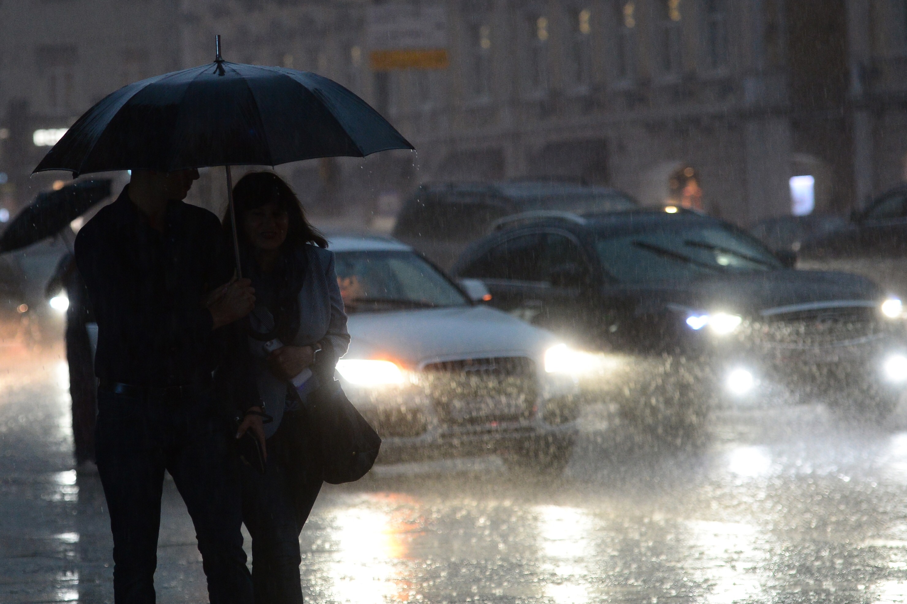 Будет ли сегодня дождь в москве. Сильный дождь. Дождь в Москве. Дождик в Москве. Москва под дождем.