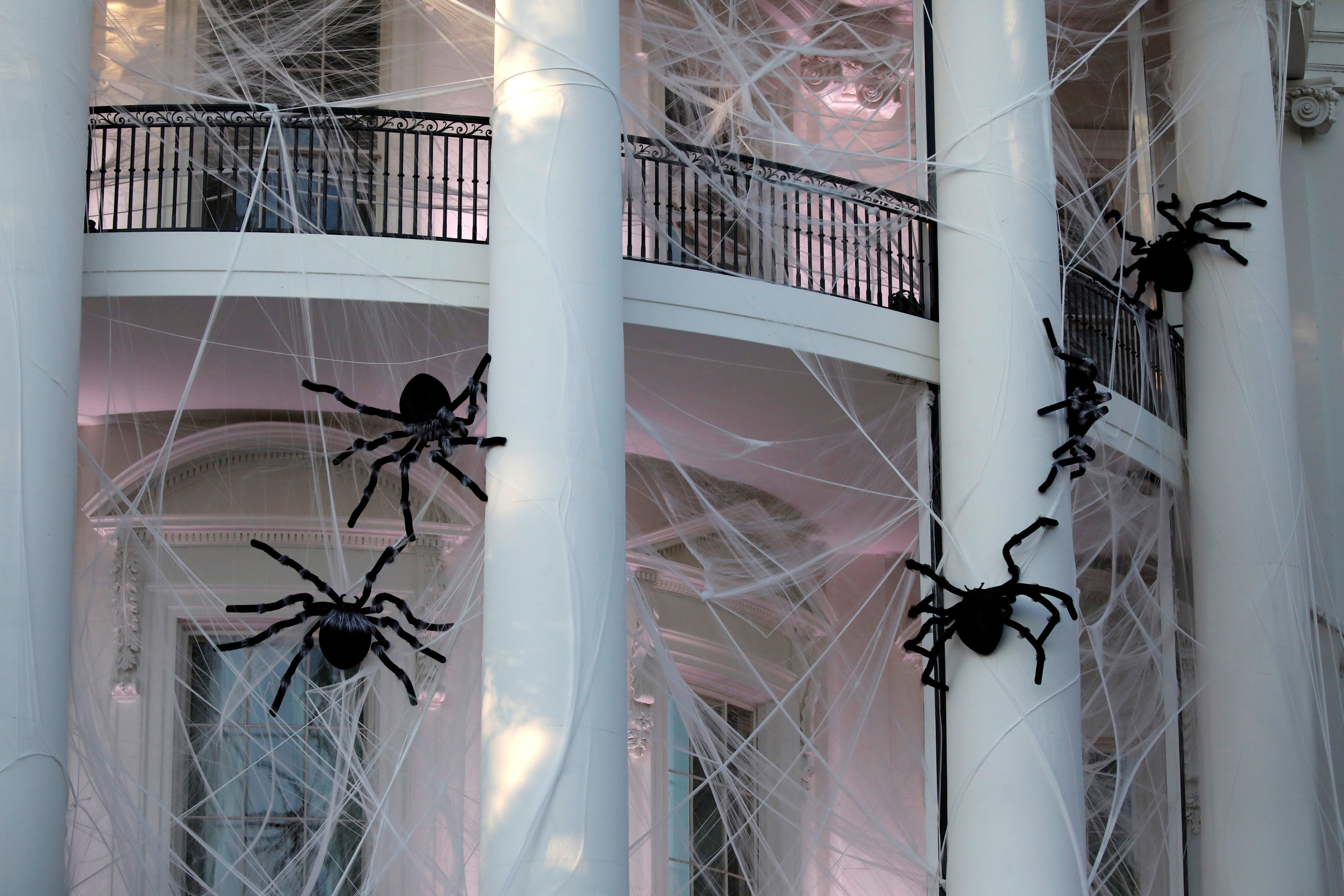 Белый дом в разгар Хеллоуина. Фото: &copy;&nbsp;REUTERS/Carlos Barria