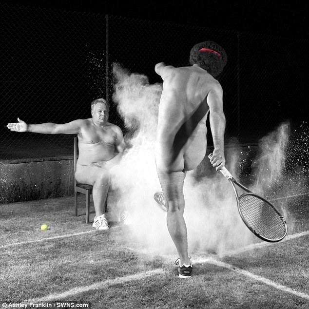 Один участник притворяется судьёй, сидящим на линии, когда теннисист-мужчина в гневе пинает мяч по разметочной линии от линии к нему.