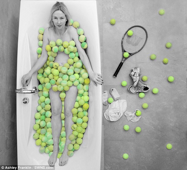 Одна из теннисисток сняла с себя всю одежду и сфотографировалась в ванной, полной жёлтых и зелёных теннисных мячей.