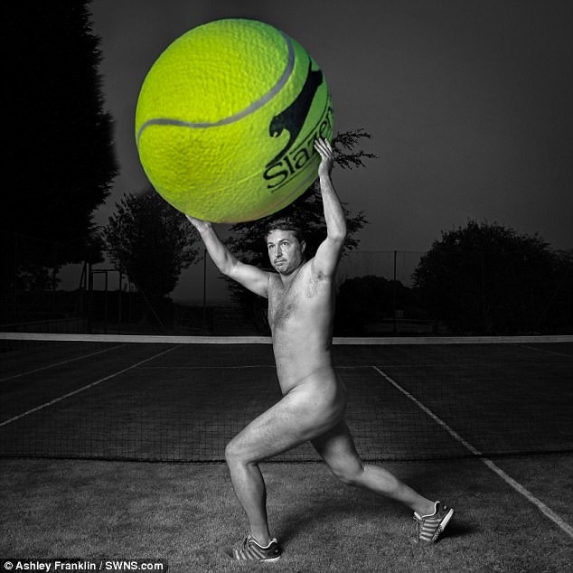 Голый мужчина поднял гигантский теннисный мяч в позе атлета для журнала Anyone for Tennis?